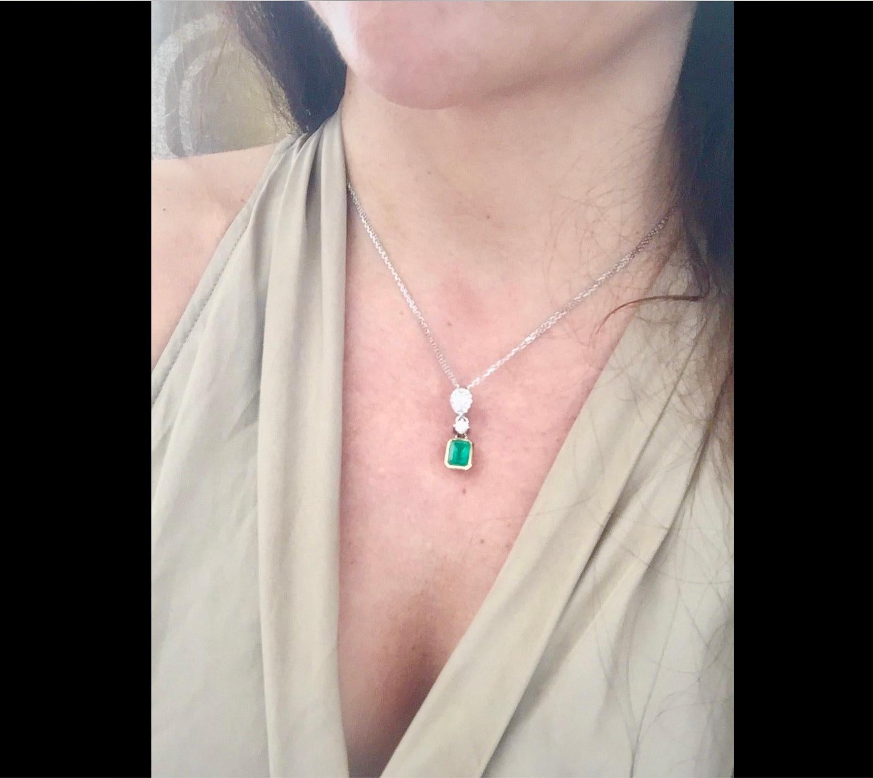 Art Deco 4.00 Carat Natural Emerald and Diamond Pendant 18 Karat Gold For Sale