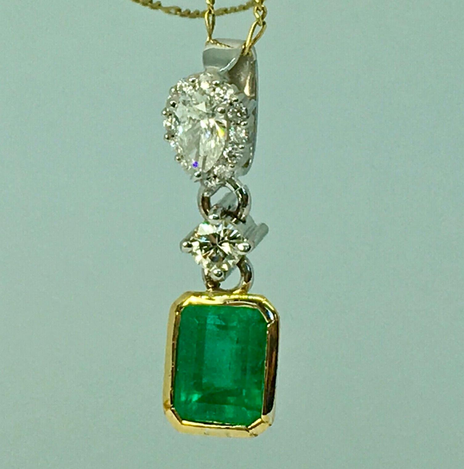 4.00 Carat Natural Emerald and Diamond Pendant 18 Karat Gold For Sale 2