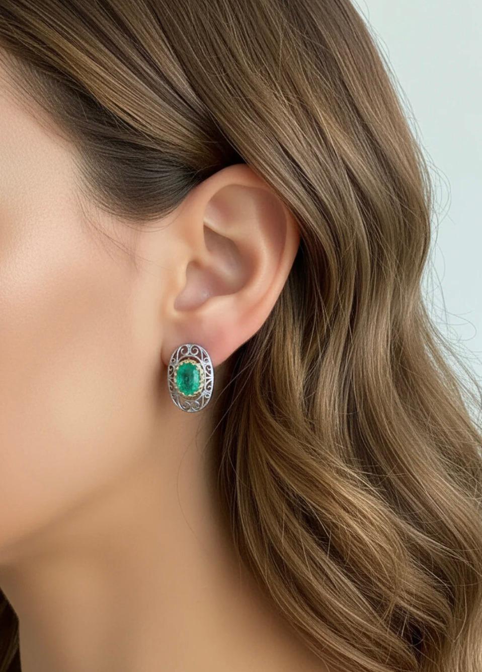 Superbes boucles d'oreilles d'inspiration antique en or jaune 18K et platine, serties de deux émeraudes colombiennes ovales de 4,0 carats (chacune 2,00ct) encadrées par un magnifique chaton en couronne en or 18K.
Dimensions : 20,50 mm x 13,50 mm
La