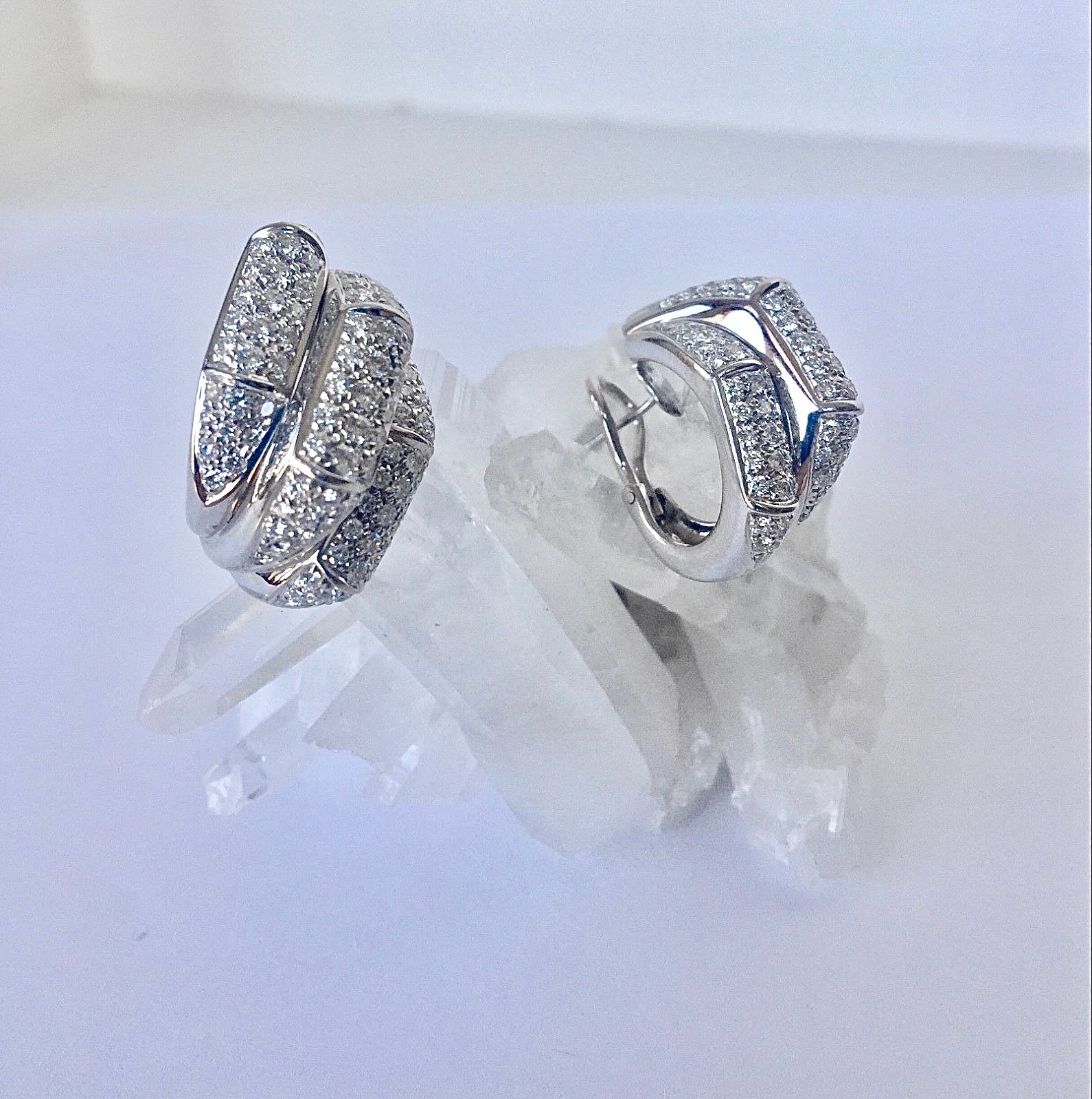Pendientes de clip con diamantes de 4,00 quilates y oro blanco de 18 quilates Contemporáneo en venta