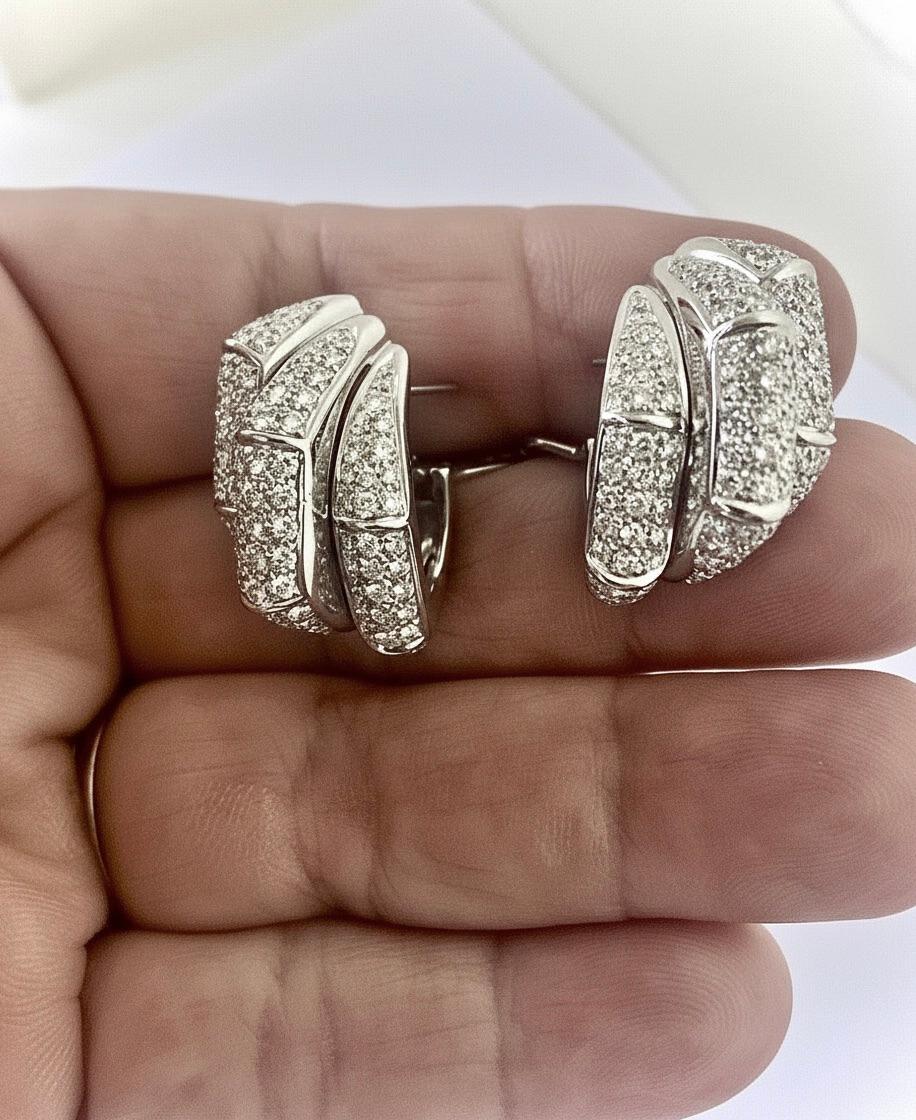 Boucles d'oreilles pendantes Whiting en or blanc 18 carats et diamants de 4,00 carats
Poids total des diamants : 4,0 carats  E-F/VVS-VS1 
Les boucles d'oreilles ont une longueur de 25,4 mm, la largeur des boucles d'oreilles mesure 17,2 mm au point