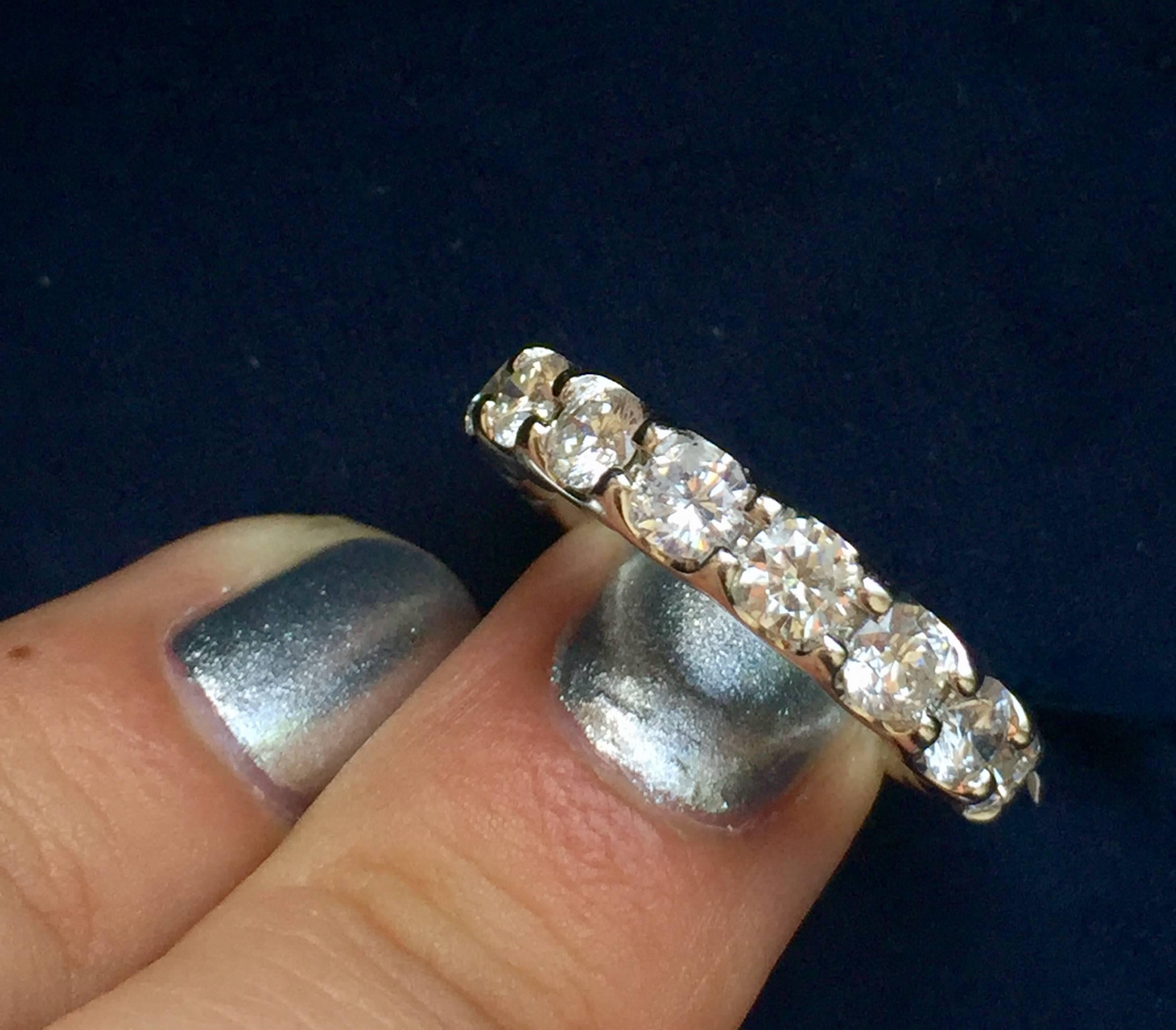 Moderne Bague d'éternité en diamant de 4,00 carats serti clos en vente