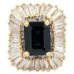Anillo de cóctel de oro con zafiro talla esmeralda y diamantes de 4,00 quilates