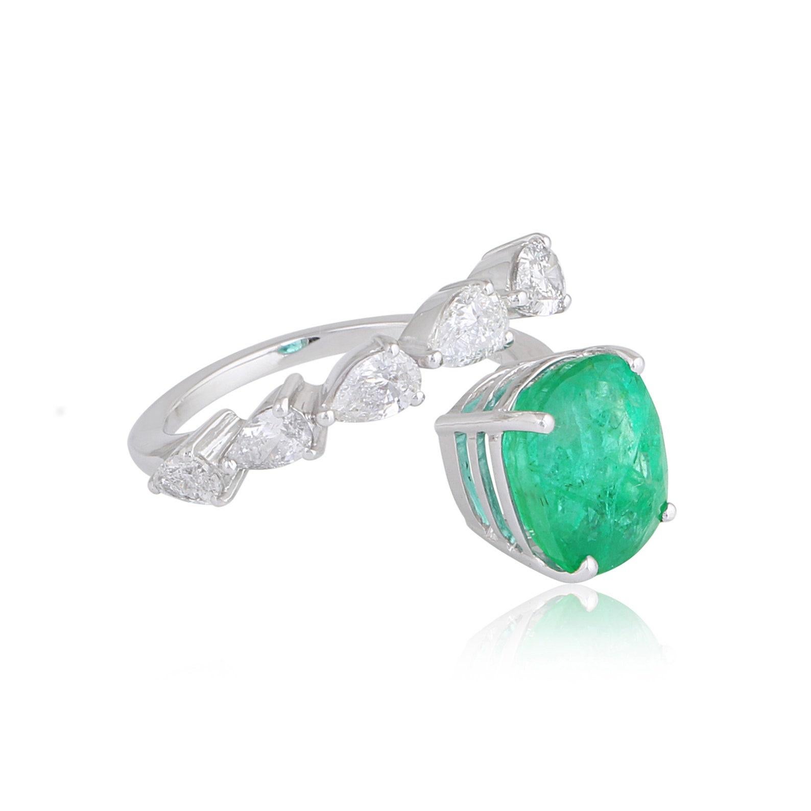Modern 4.00 Carat Emerald Diamond 14 Karat Gold Ring For Sale