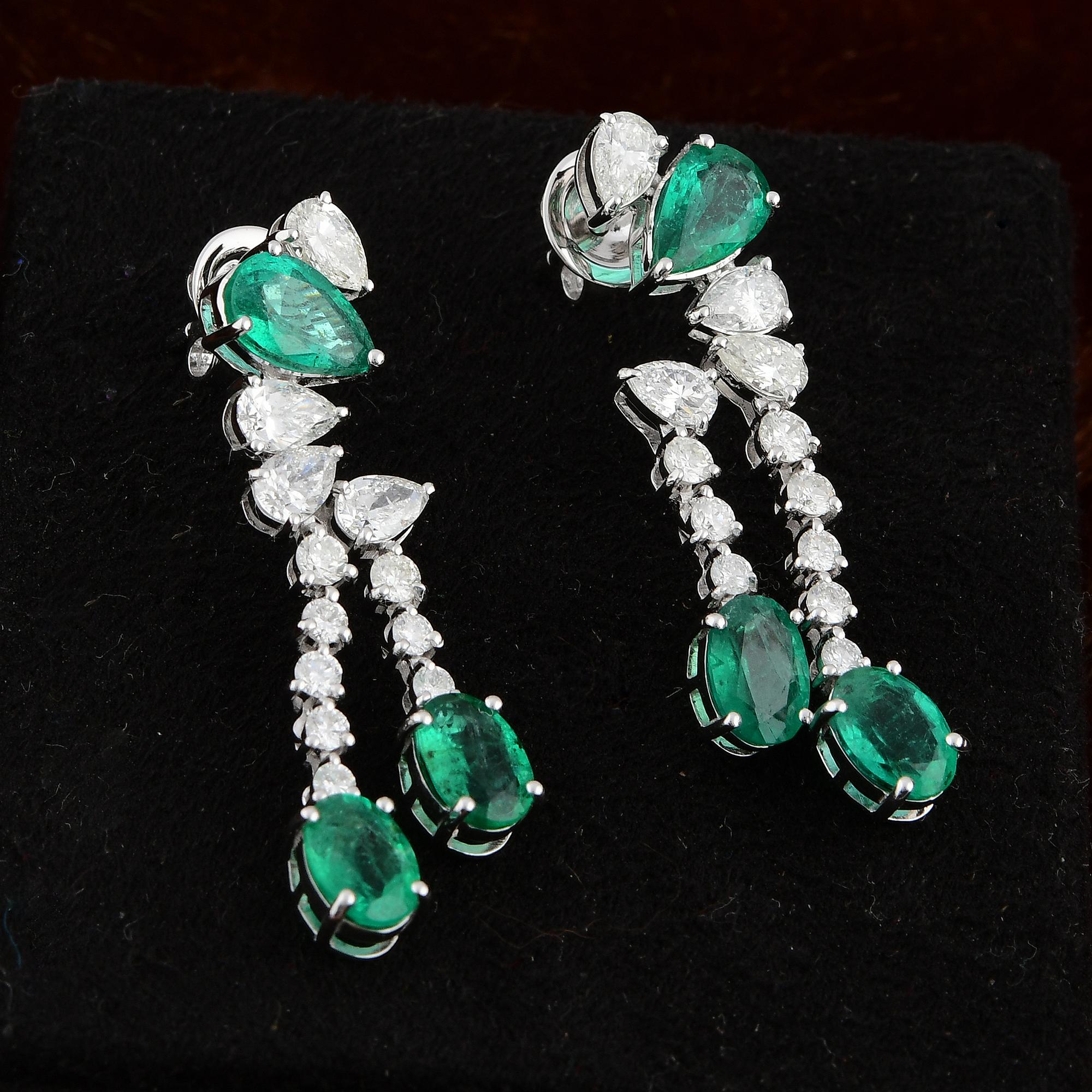 Pendientes colgantes de esmeralda de 4,00 quilates Diamante de 2,14 quilates Oro blanco de 18 quilates Moderno en venta