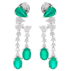 Orecchini a pendente con pietra smeraldo da 4,00 carati Diamante da 2,14 carati Oro bianco 18 carati