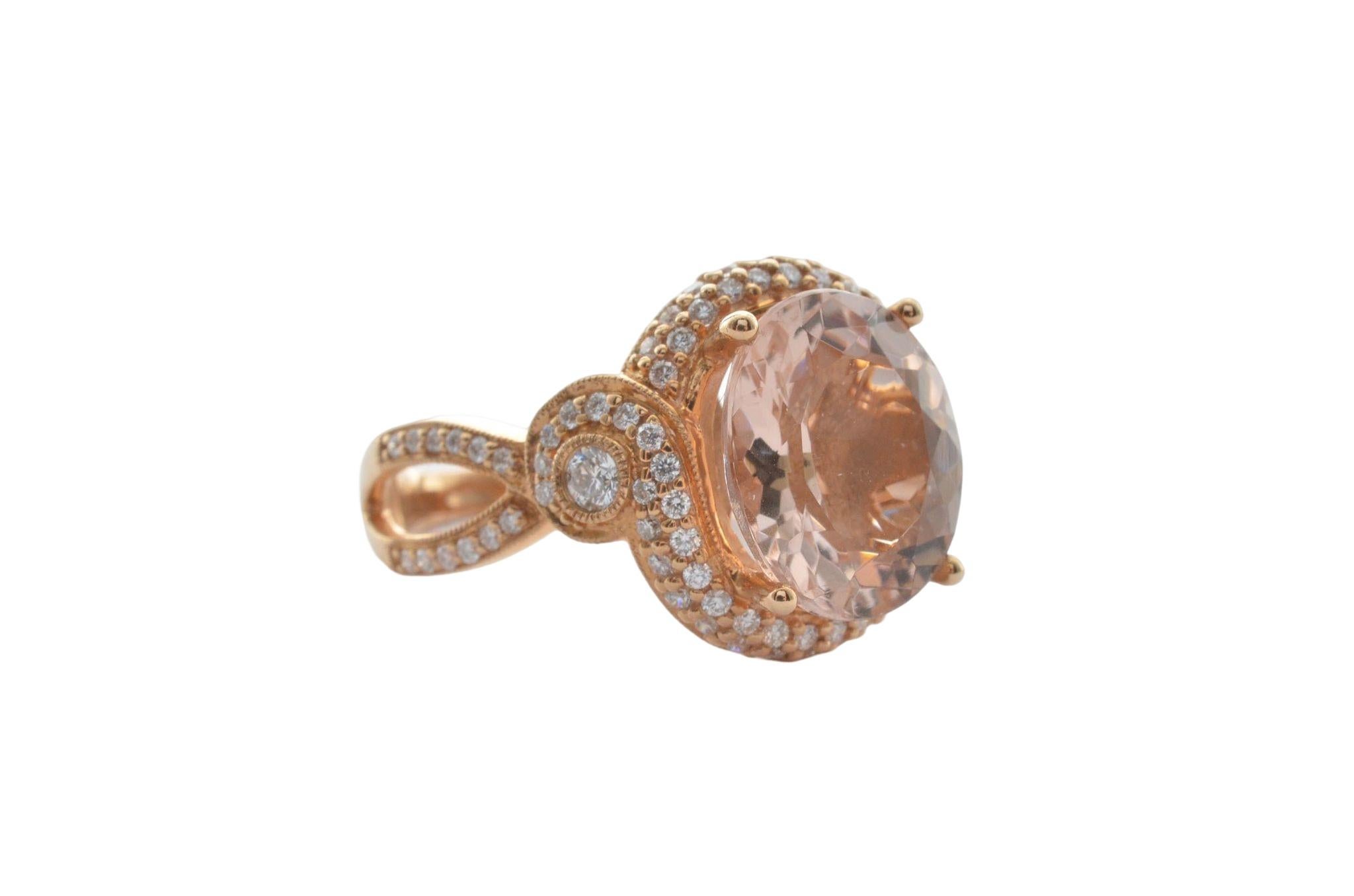 Diese Kollektion bietet eine Reihe von prächtigen Morganiten! Die mit Diamanten besetzten Ringe sind aus Roségold gefertigt und haben ein klassisches, aber elegantes Aussehen. 

Klassischer Morganit-Ring aus 18 Karat Roségold mit Diamant.