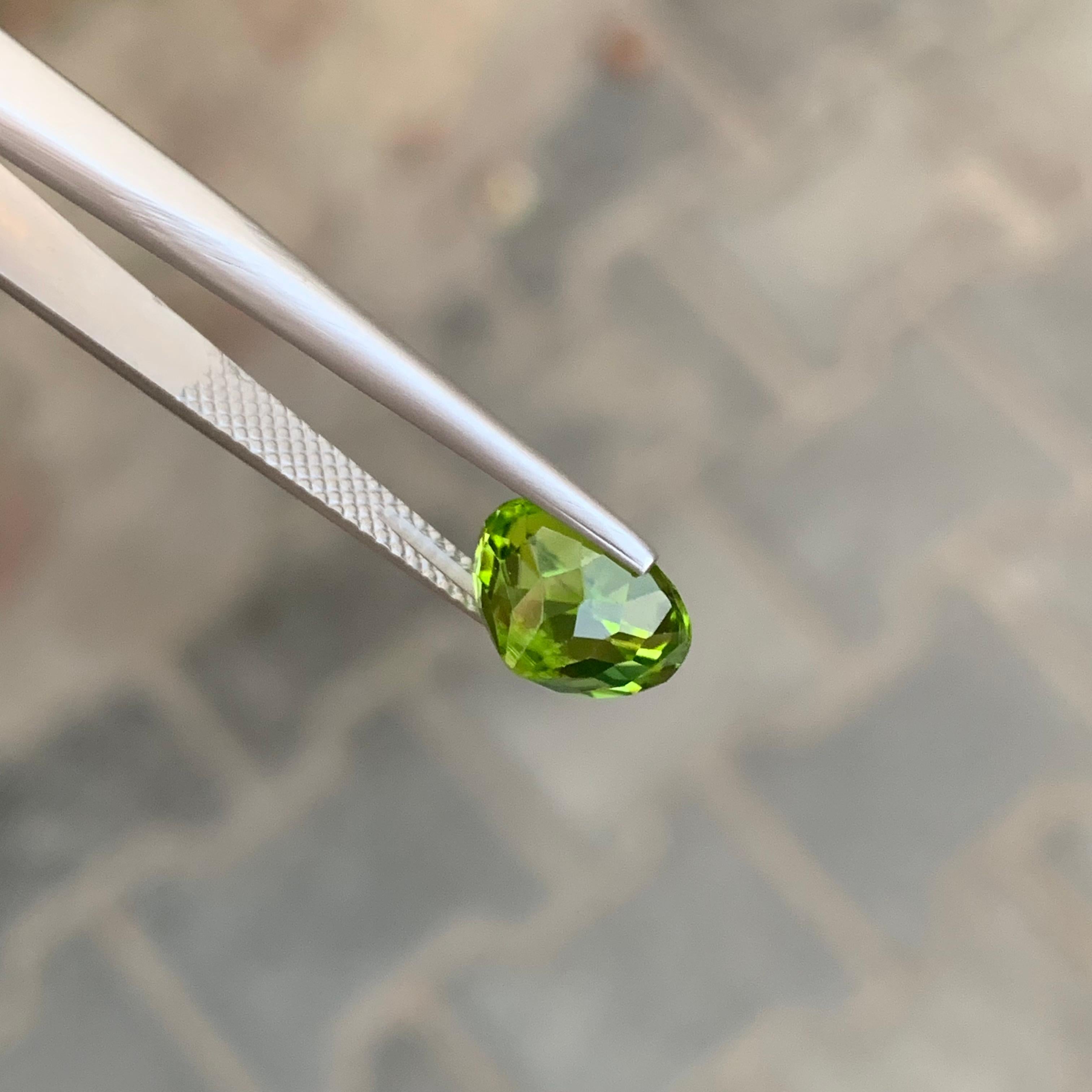 Loser Peridot

Gewicht: 4 Karat
Abmessung: 9.9 x 8.5 x 6.8 Mm
Herkunft: Pakistan
Die Form: Oval 
Farbe: Grün
Behandlung: Nicht

Der pakistanische Peridot ist eine atemberaubende Varietät des grünen Edelsteins Peridot, der für seine bemerkenswerte