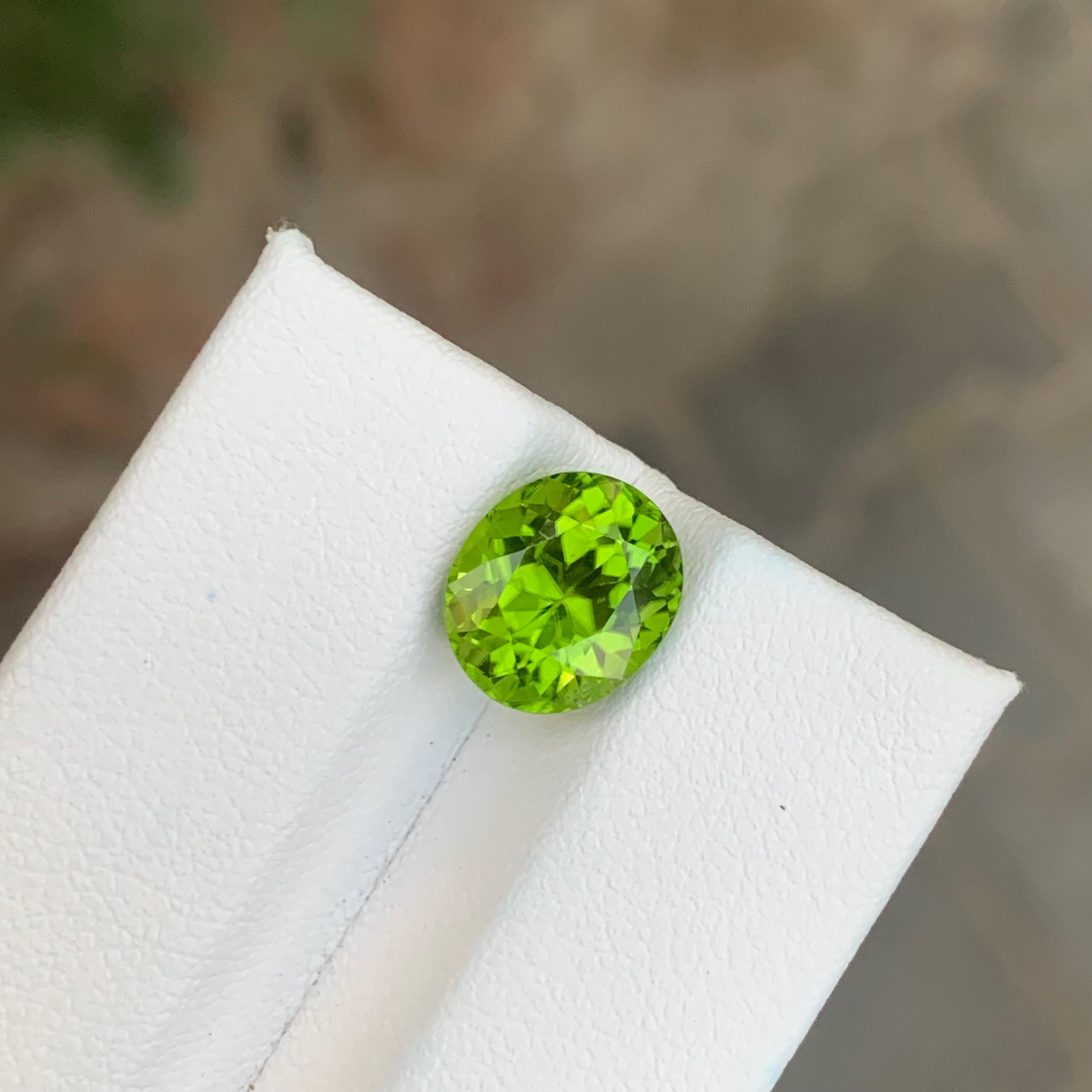4,00 Karat natürlicher Peridot Oval Edelstein, lose (Ovalschliff) im Angebot