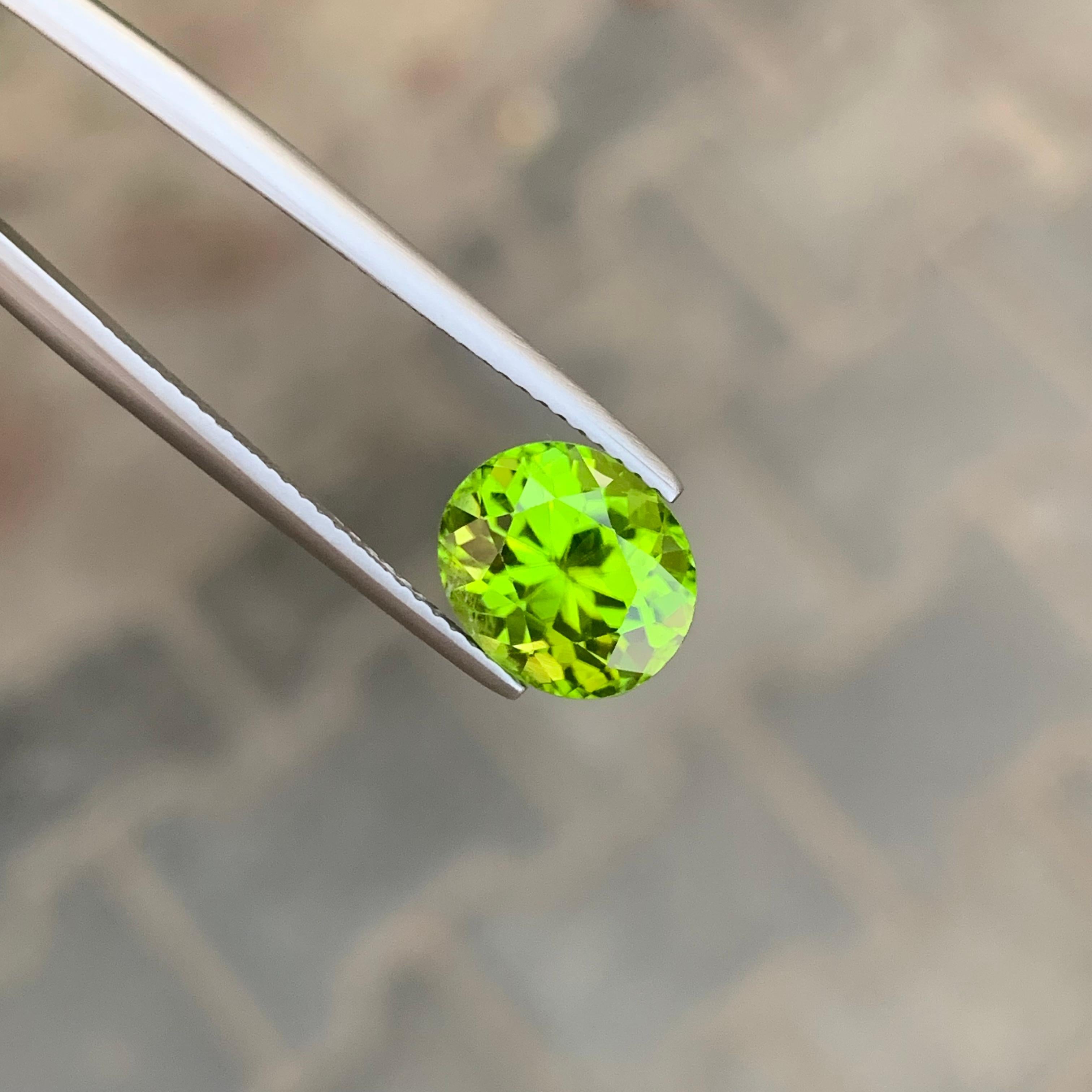 4,00 Karat natürlicher Peridot Oval Edelstein, lose im Zustand „Neu“ im Angebot in Peshawar, PK