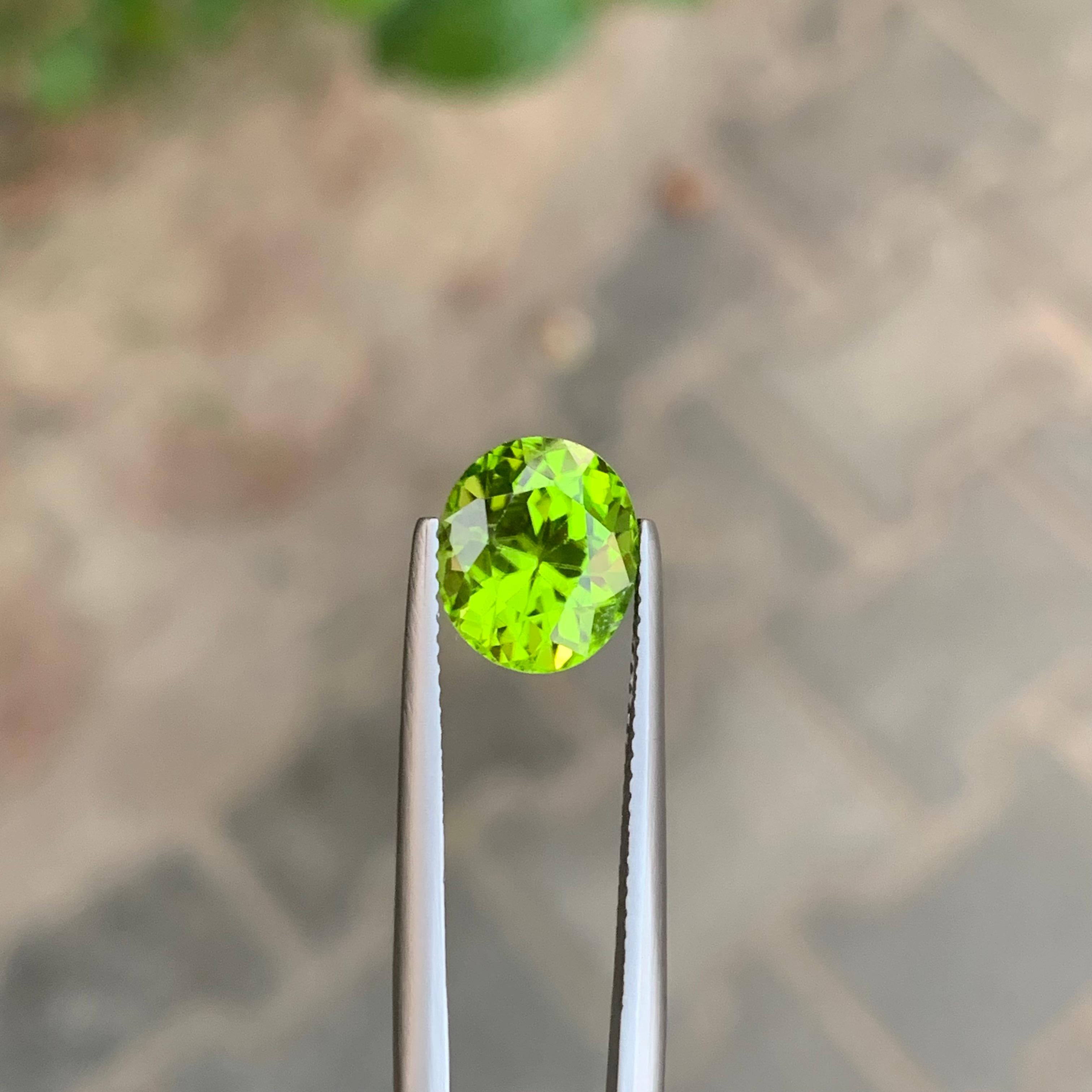 4,00 Karat natürlicher Peridot Oval Edelstein, lose im Angebot 1