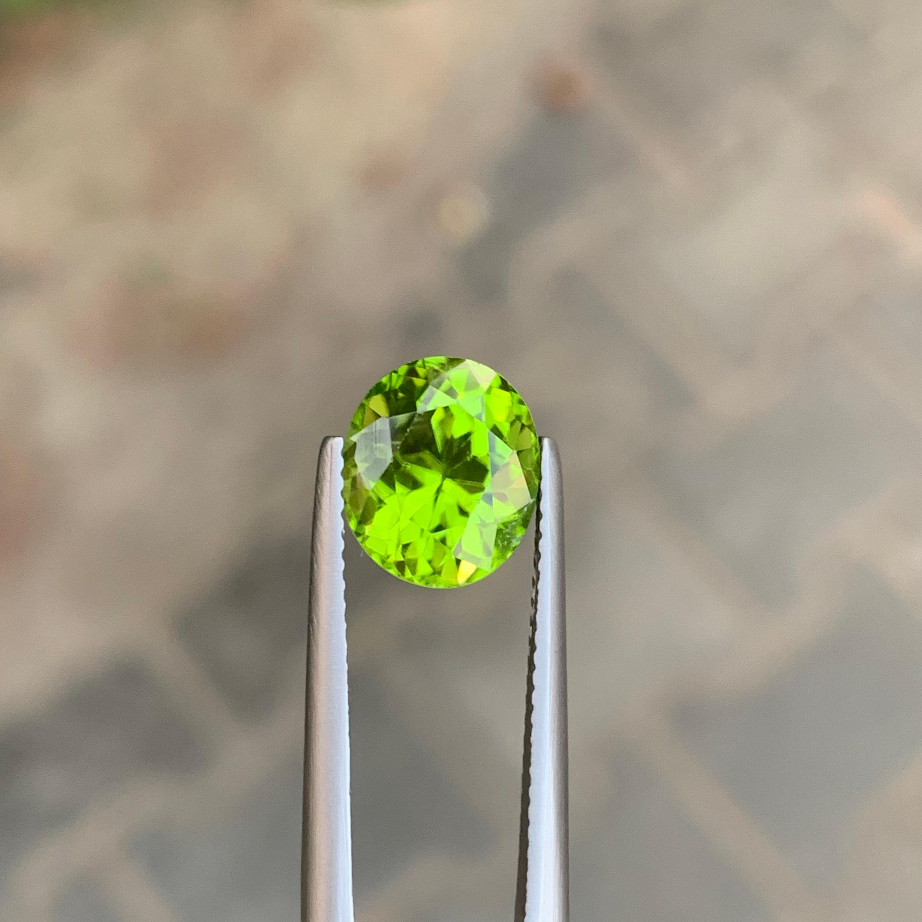 4,00 Karat natürlicher Peridot Oval Edelstein, lose im Angebot 3