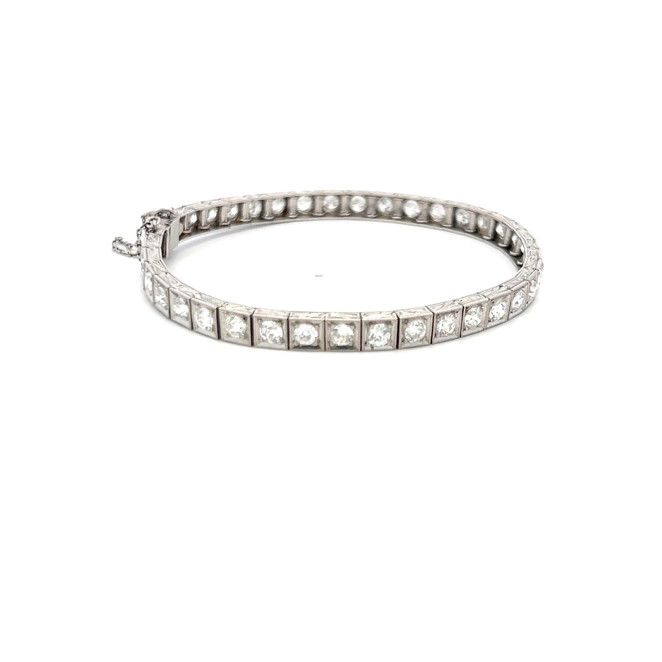 Título:
Pulsera de tenis de platino con diamantes H SI de corte europeo antiguo de 4,00 quilates
Estilo:
Tenis
Metal:
Platino
Gema 1:
Diamante de 4 quilates
Número de piedras:
39
Color:
H
Claridad:
SI
Forma:
Corte europeo