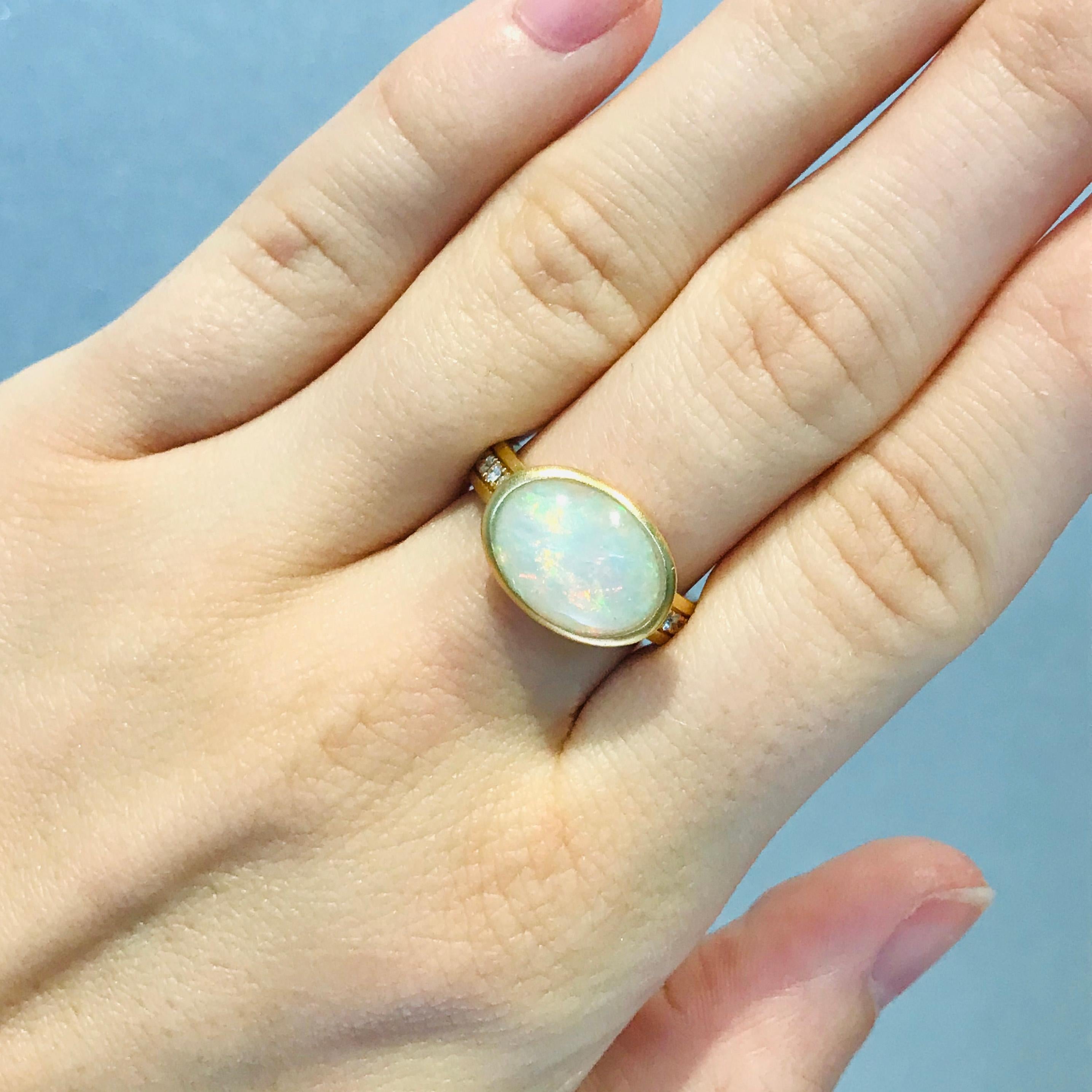 4,00 Karat Opal und 1/5 Karat Diamantring aus gebürstetem 14 Karat Gelbgold im Zustand „Neu“ im Angebot in Austin, TX