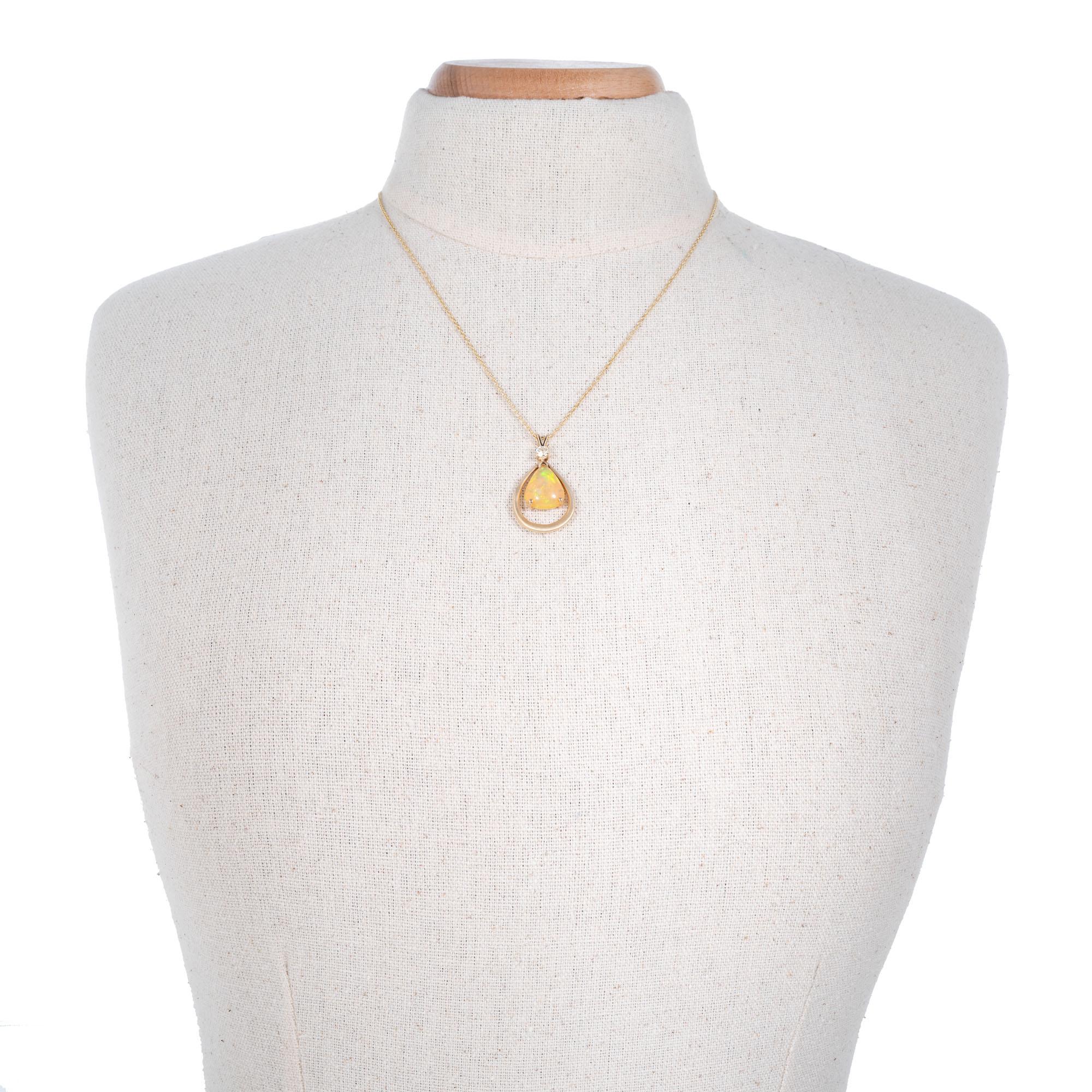 Taglio a goccia Collana con ciondolo in oro giallo con diamante e opale da 4,00 carati
