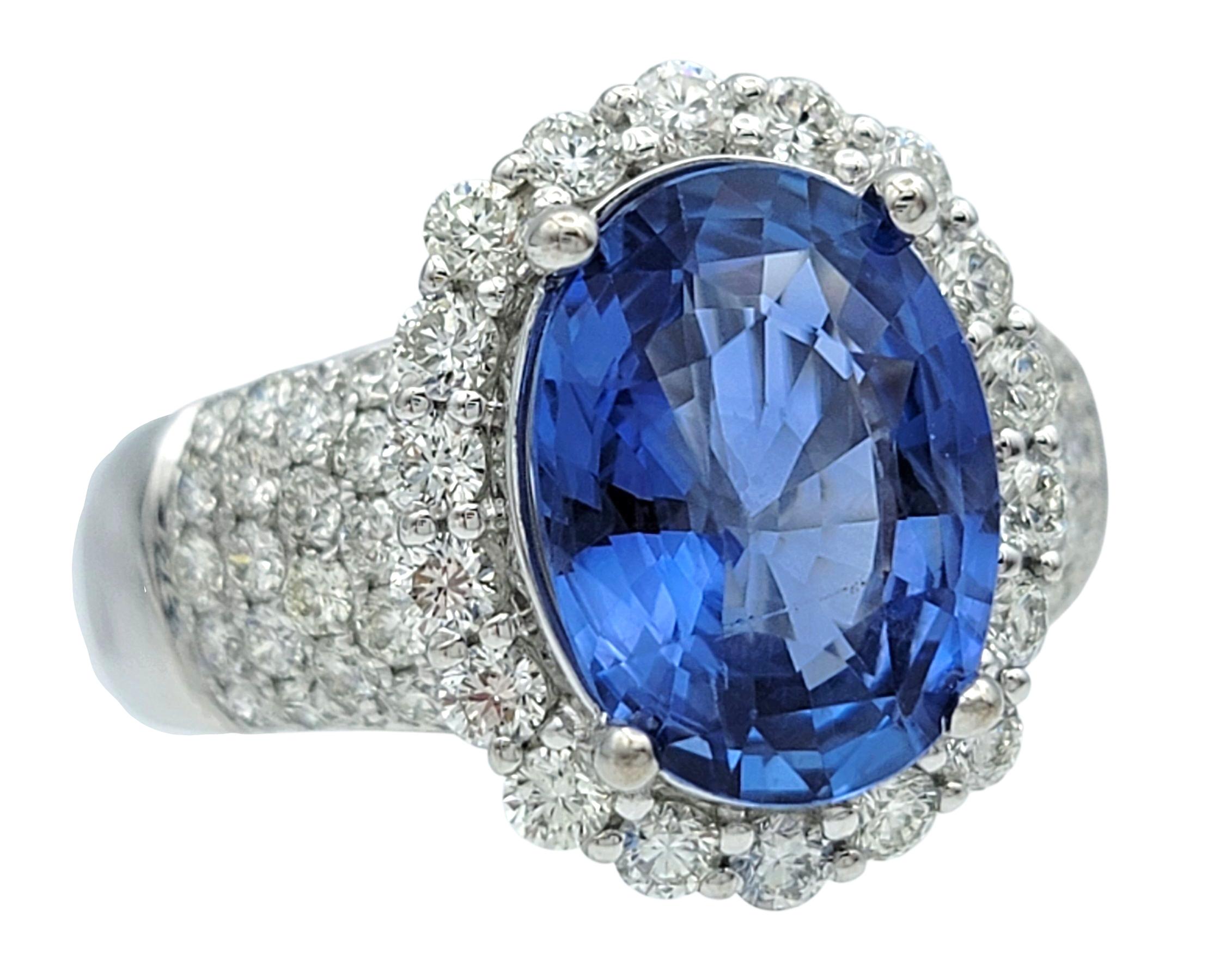 Dieser auffällige Ring zieht mit seinem leuchtenden Blauton alle Blicke auf sich. In der Mitte befindet sich ein ovaler Saphir, der königliche Eleganz ausstrahlt. Die intensive Farbtiefe des Saphirs wird durch die ihn umgebenden Diamanten