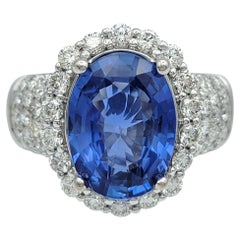 Anello con zaffiro blu naturale taglio ovale da 4,00 carati e diamanti in oro bianco 14 carati