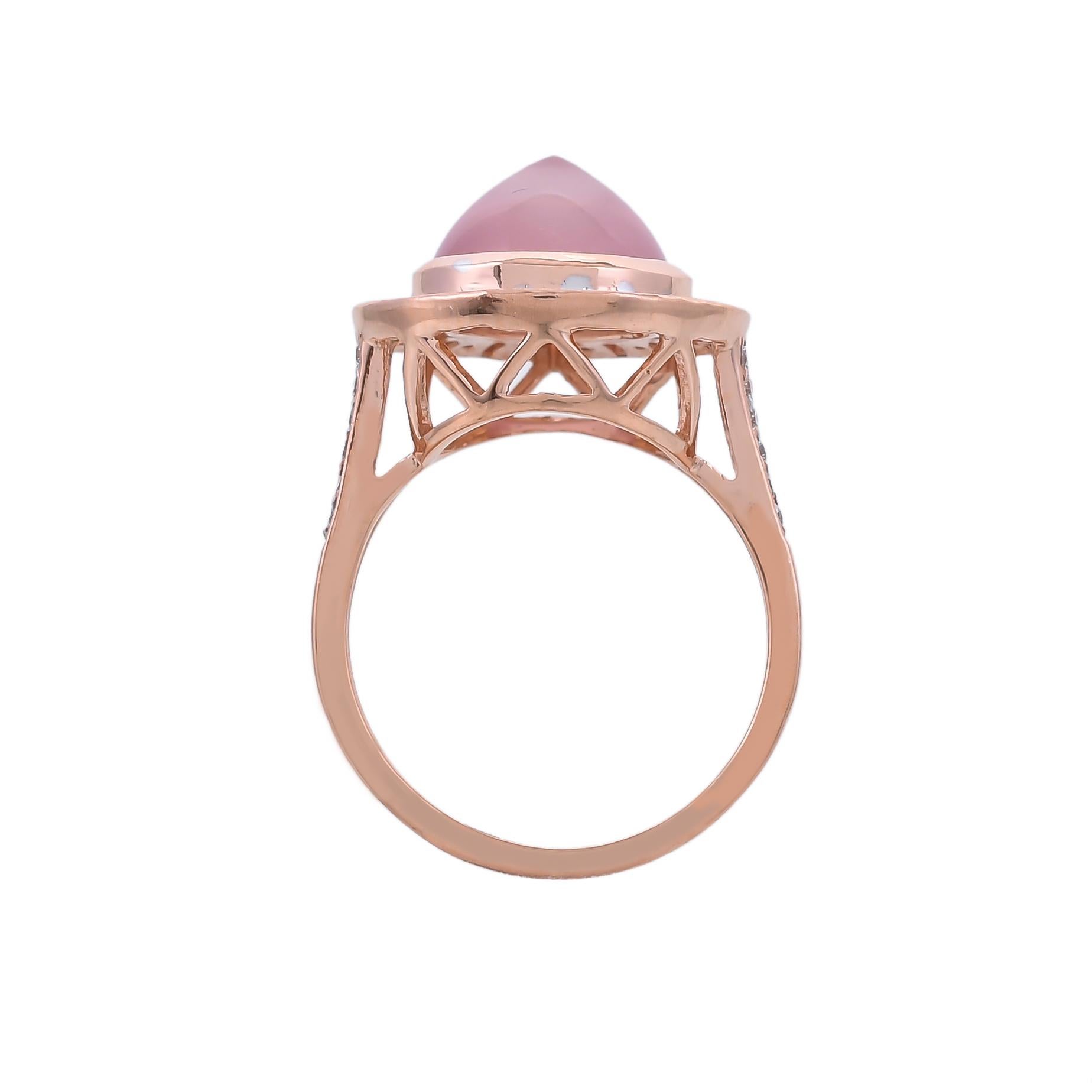This 18 karats classic rose gold ring from the collection Bon Bon is set meticulously with 0.29 carats diamonds and 7.24 carats rose quartz.
Playful yet chic this ring is an answer to spice up your everyday style.
Art of gifting: the Jewel is