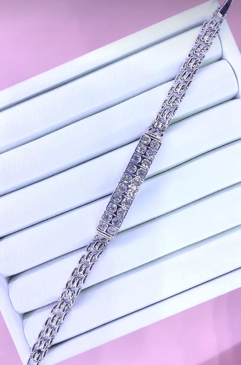 Uno squisito bracciale di diamanti dal design moderno, così elegante e raffinato.
Questo splendido bracciale è realizzato in oro 18 carati con diamanti Nature di 4,00 carati, di forma rotonda e brillante, di colore F-G e purezza VS.
Realizzato a