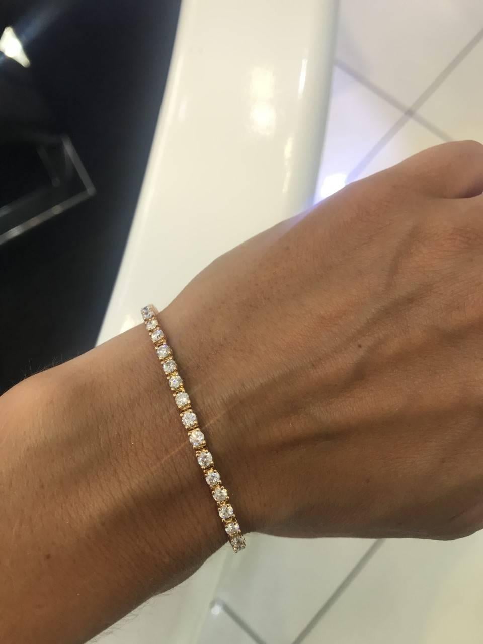 Ein maßgeschneidertes klassisches Stück, das dem Test der Zeit standhält. Genießen Sie den ultimativen Luxus und die Schönheit dieses wunderschönen Diamant-Tennisarmbandes mit 4,00 Karat blendend weißer Diamanten mit der Farbe G/H und der Reinheit