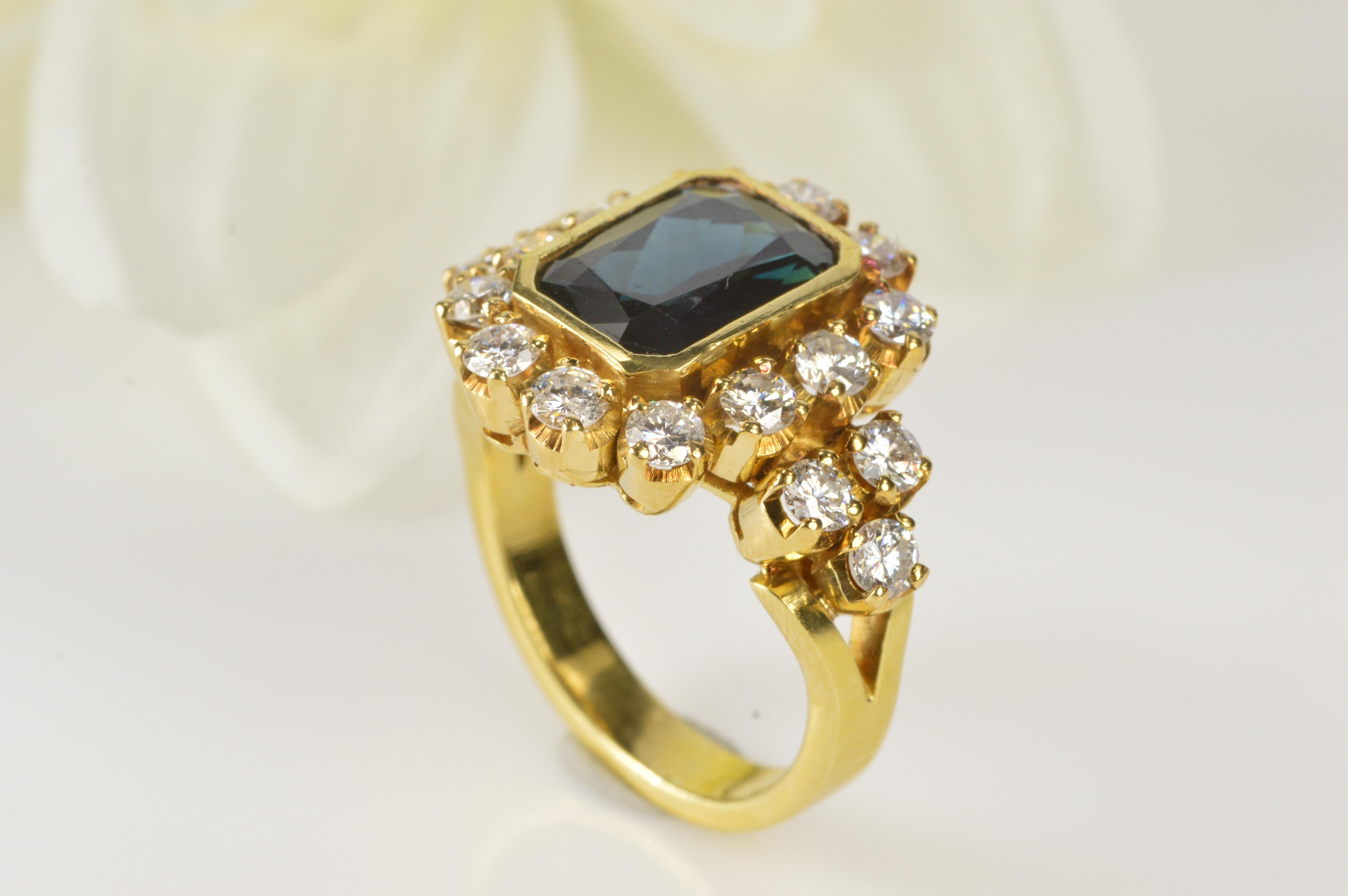 Modern 4.00 Carat Sapphire Diamond Gold Ring For Sale