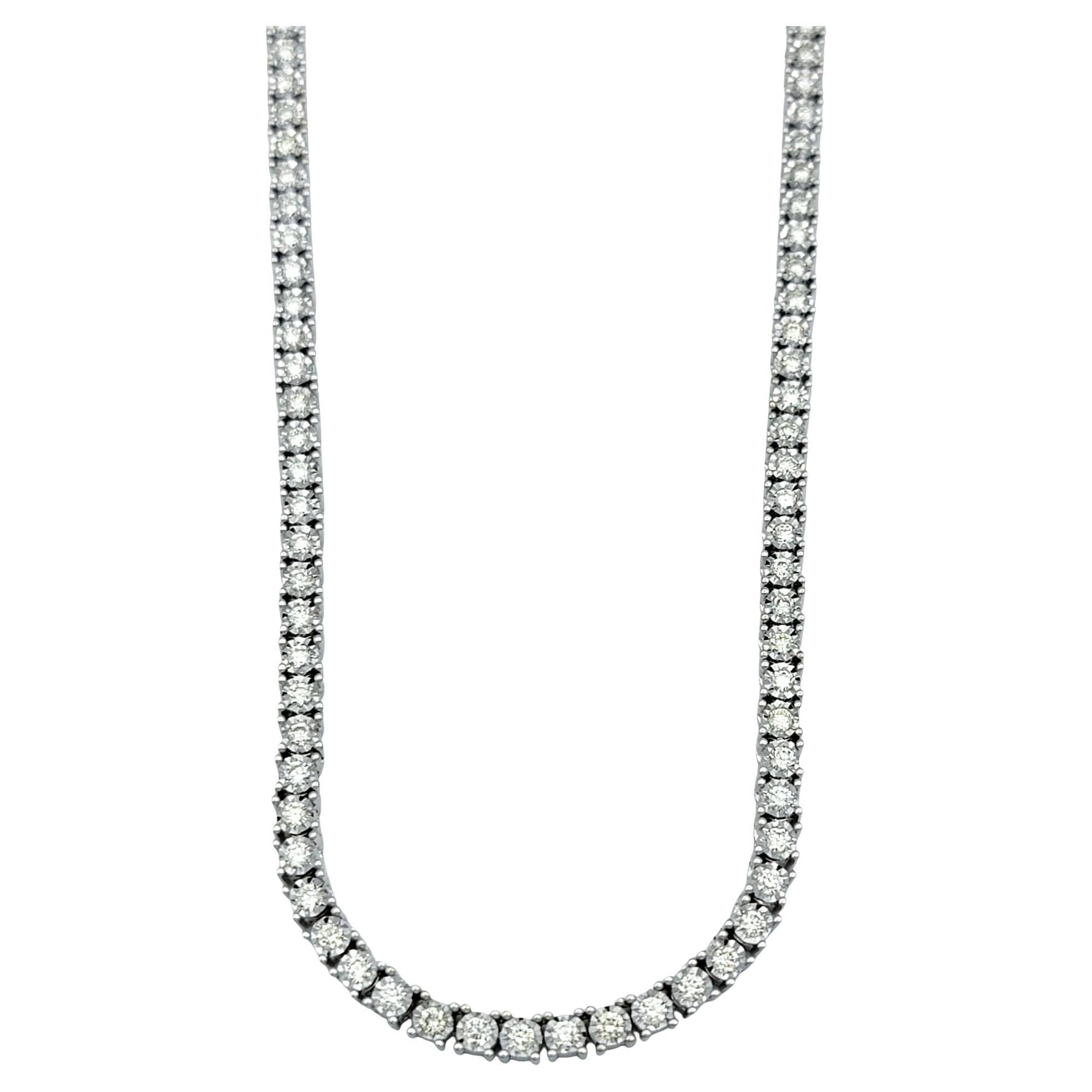 Questa splendida collana tennis con diamanti di Icebox Jewelry mette in mostra una raffinatezza senza tempo e una brillantezza continua. Incastonato in oro bianco da 14 carati, il pezzo presenta una fila ininterrotta di diamanti rotondi taglio