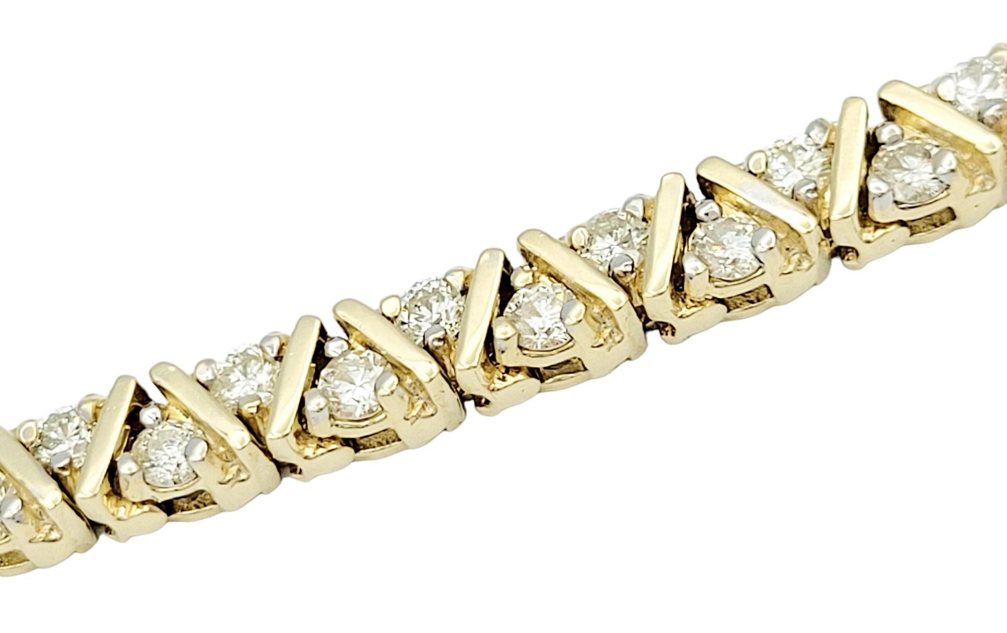Ce bracelet en or jaune 14 carats dégage une élégance intemporelle grâce à son design géométrique sophistiqué. Le bracelet présente des diamants sertis dans des éléments triangulaires en or, créant un équilibre harmonieux entre simplicité et luxe.