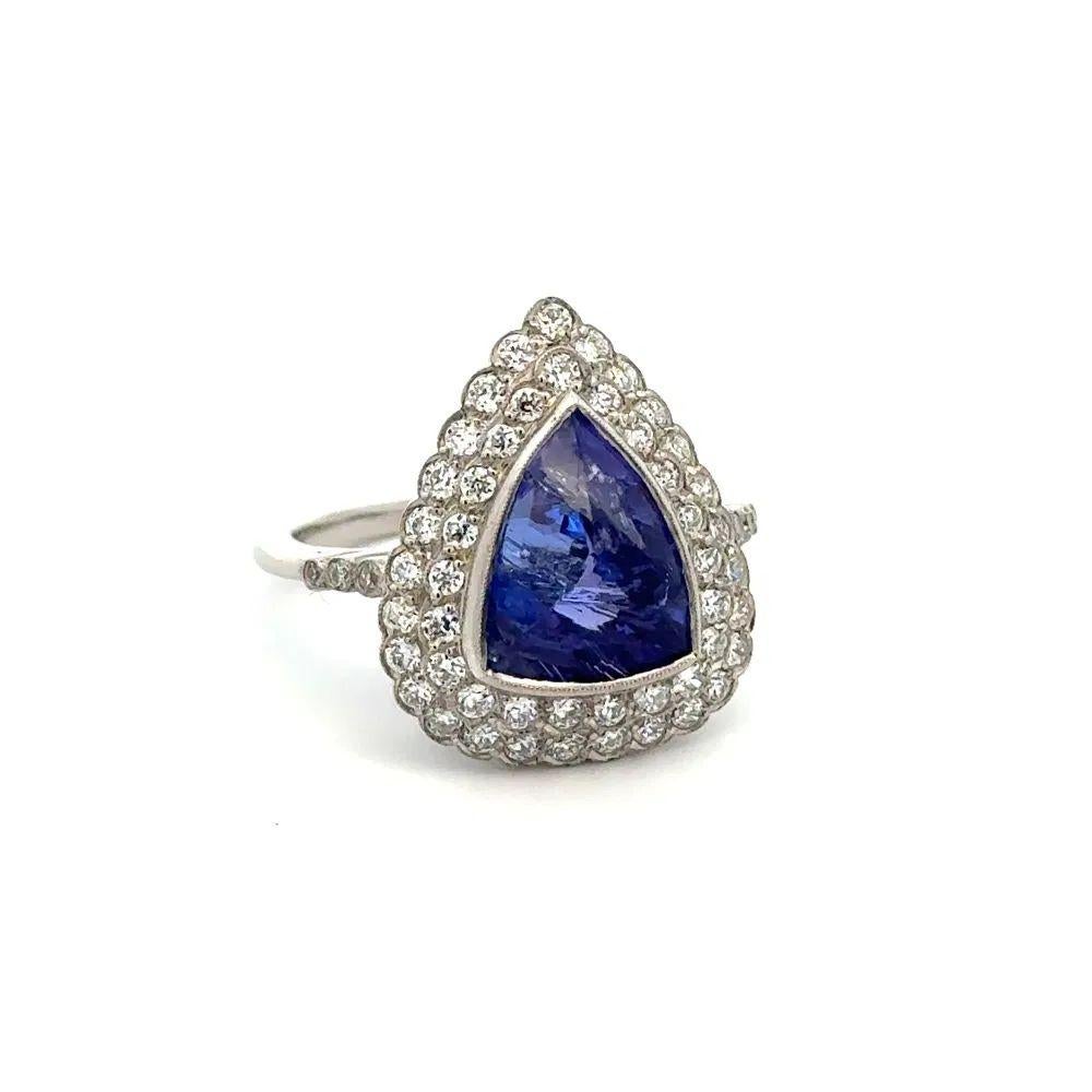 Einfach schön! Dreieckiger Tansanit und Diamant Platin Double Halo Ring. Zentriert ein sicher eingebettet Hand gesetzt 4,00 Karat dreieckigen Tansanit und umgeben von Old European Cut Diamanten, mit einem Gewicht von ca..  0,70tcw. Handgefertigt für