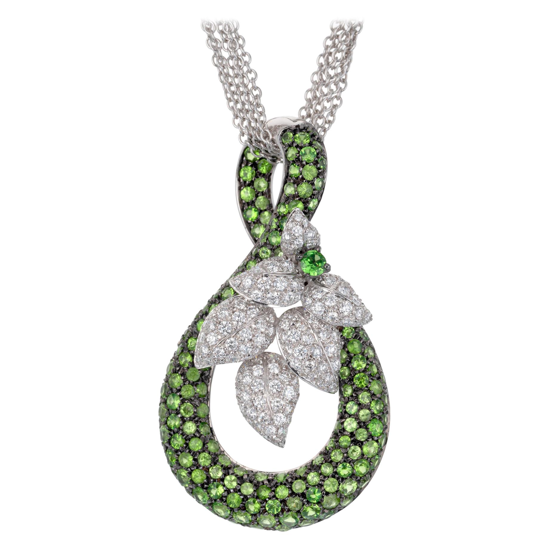 Collier pendentif multibrins en or blanc avec grenat tsavorite et diamants de 4,00 carats