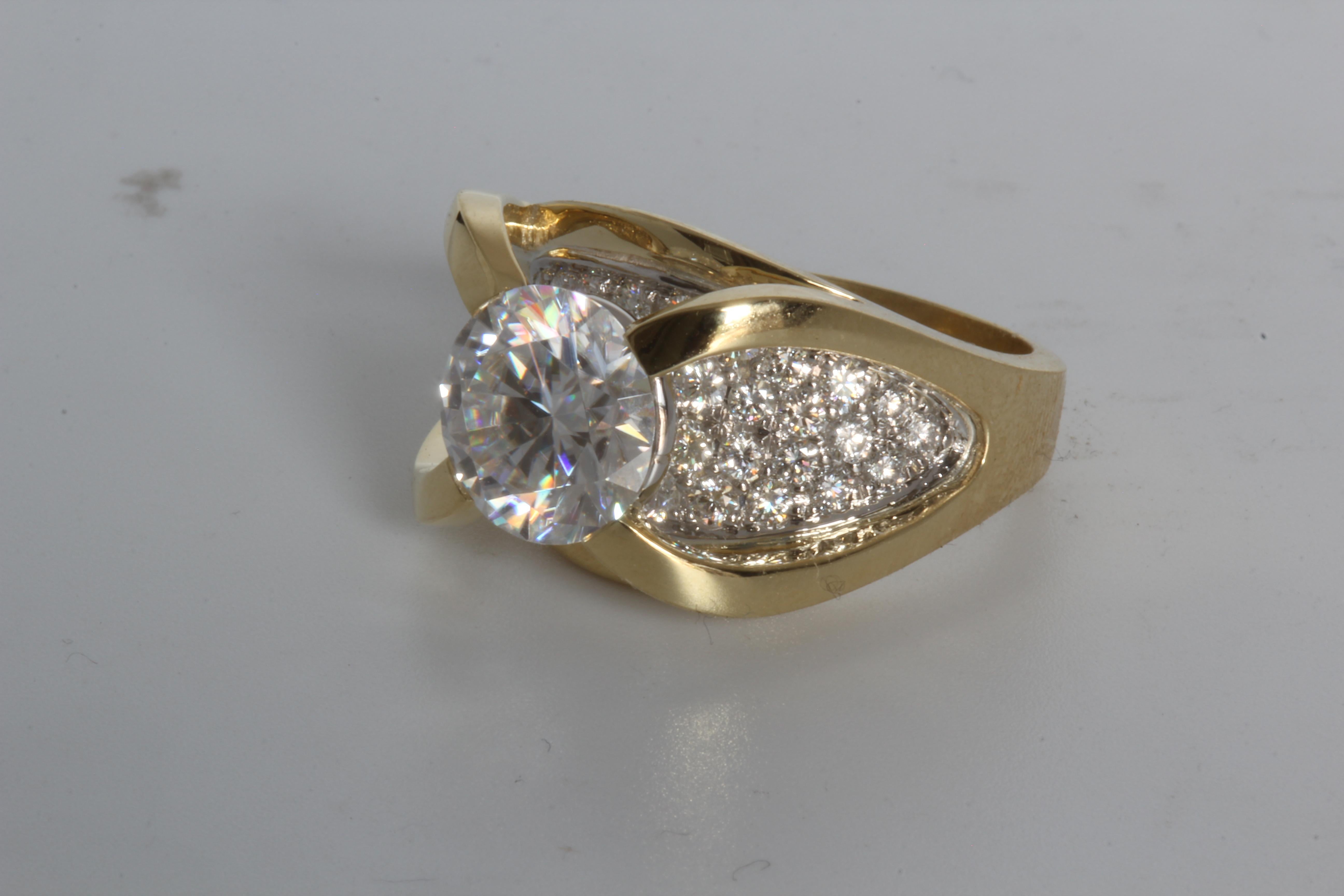 Anillo de compromiso con diamante central redondo de 4,00 quilates aproximadamente, Ben Dannie Contemporáneo en venta