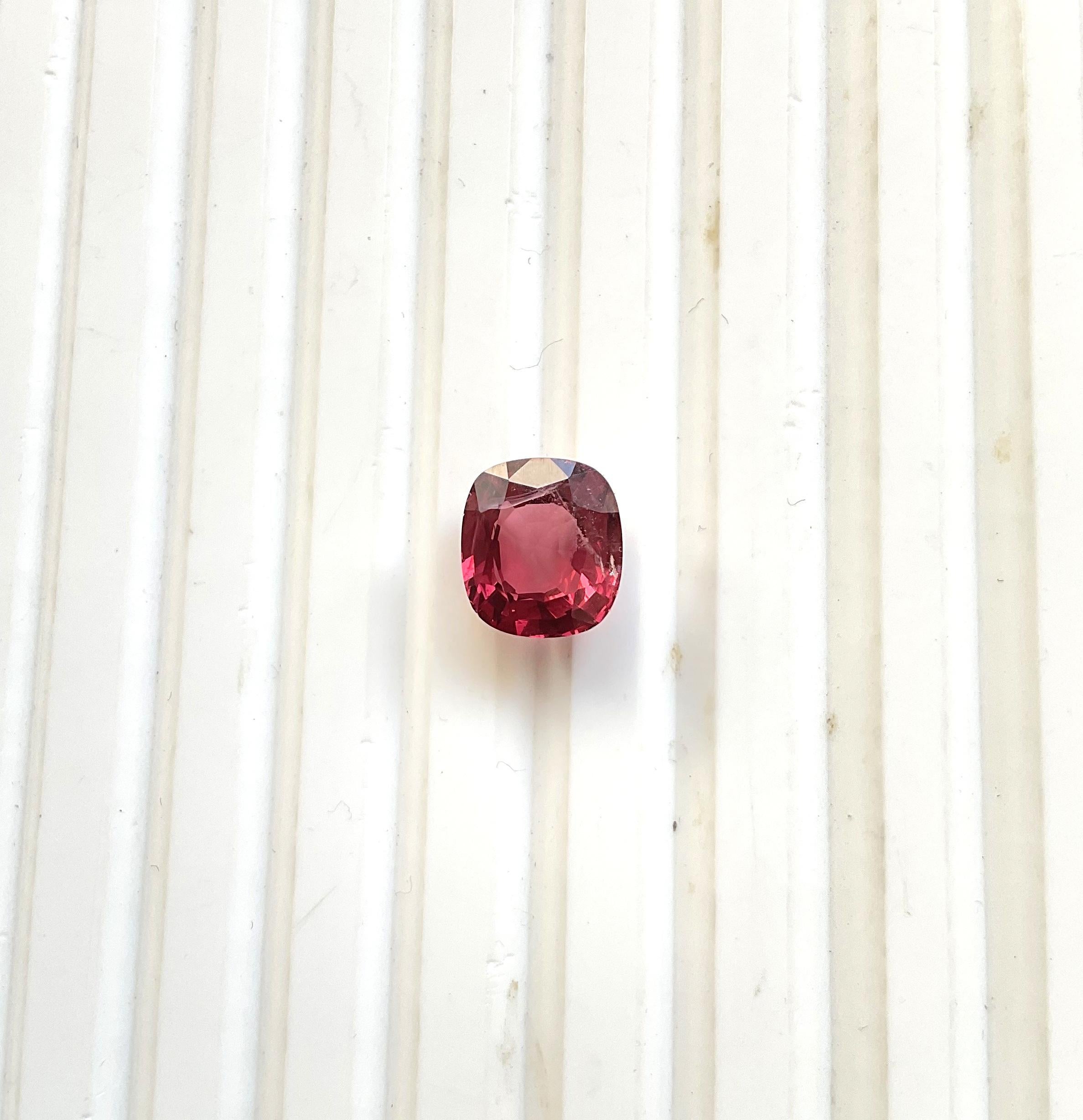 Moderne Pierre précieuse naturelle birmane rouge spinelle taille coussin de 4,00 carats en vente