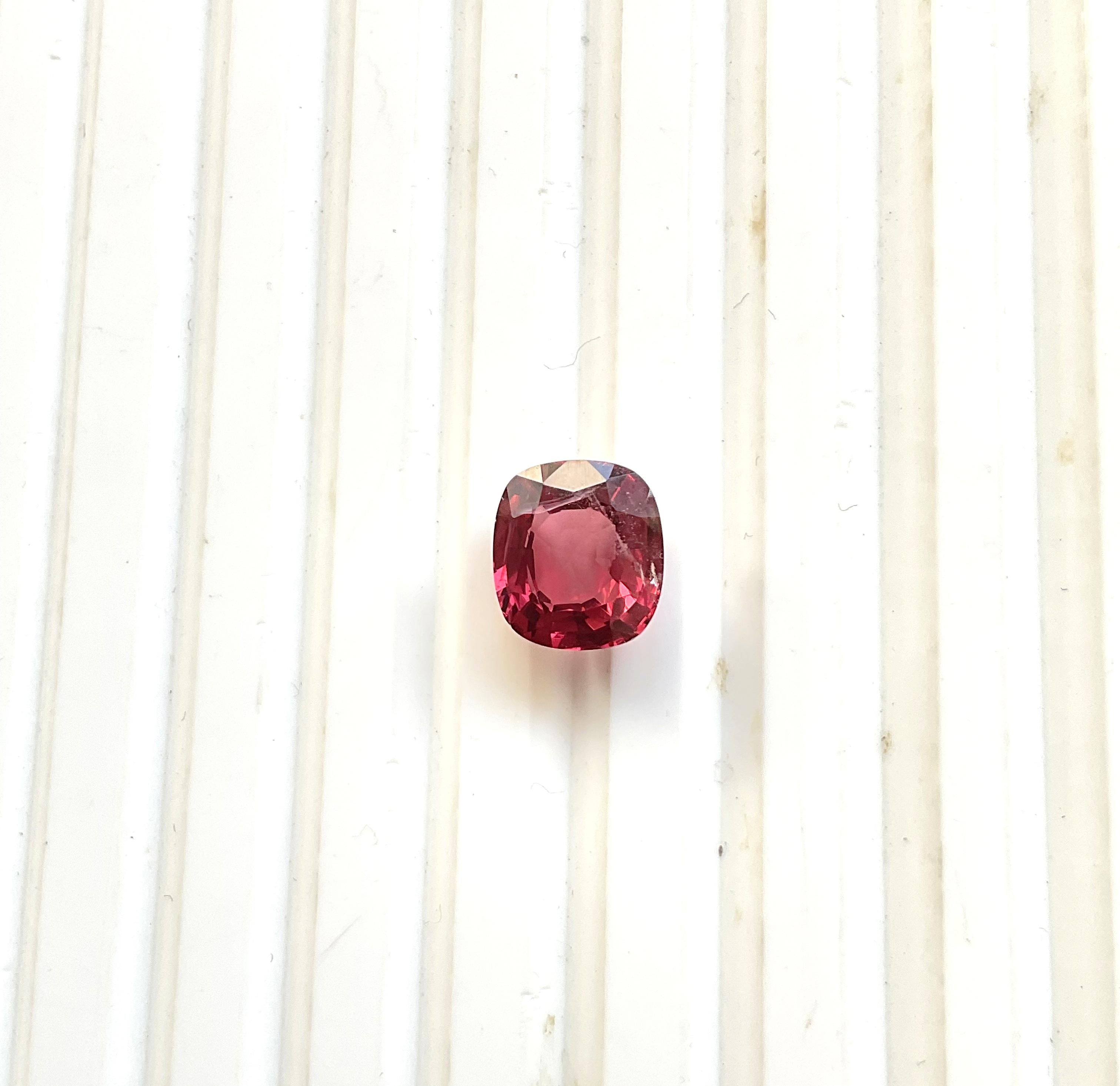 Taille coussin Pierre précieuse naturelle birmane rouge spinelle taille coussin de 4,00 carats en vente