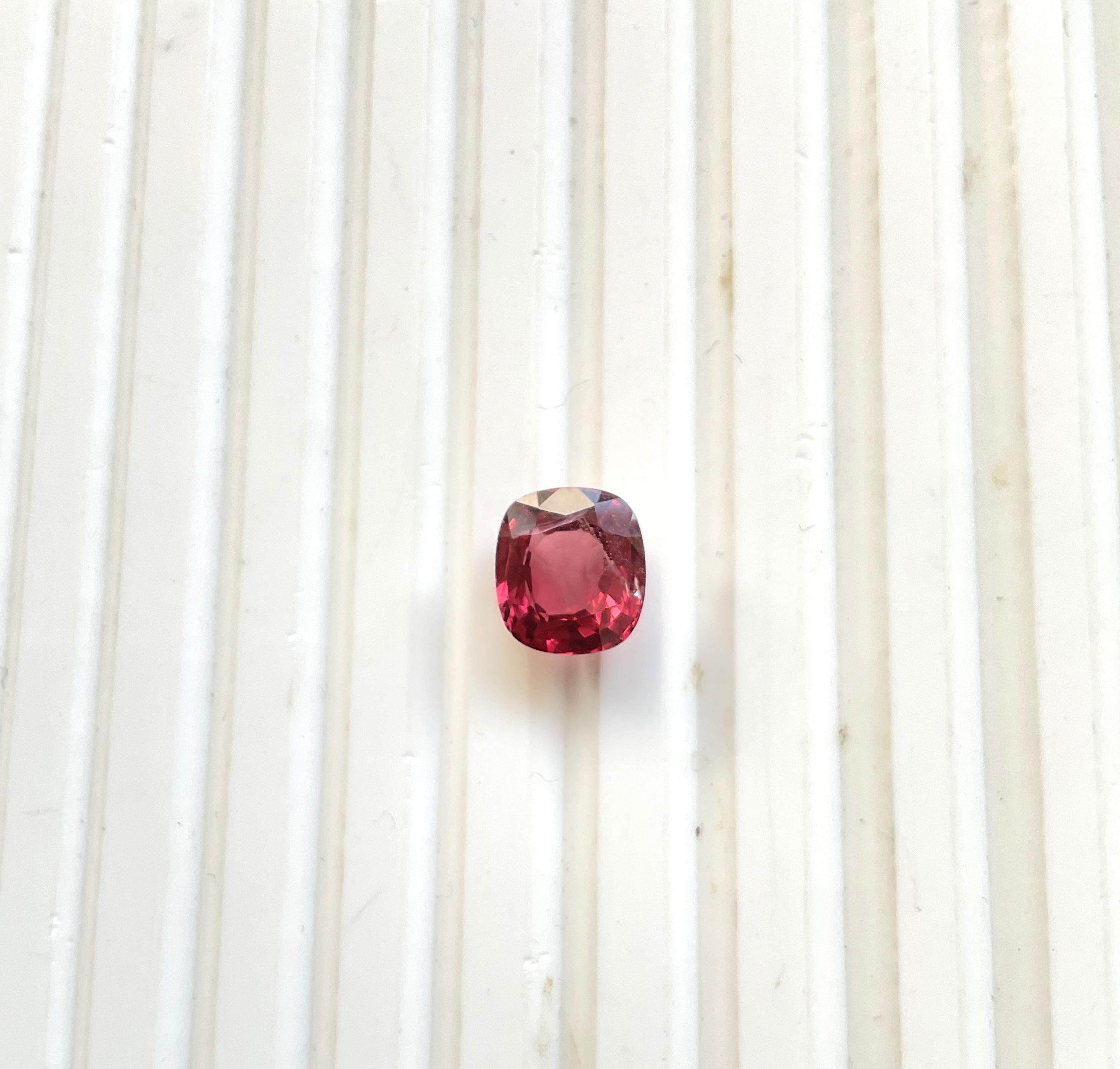 Pierre précieuse naturelle birmane rouge spinelle taille coussin de 4,00 carats Unisexe en vente