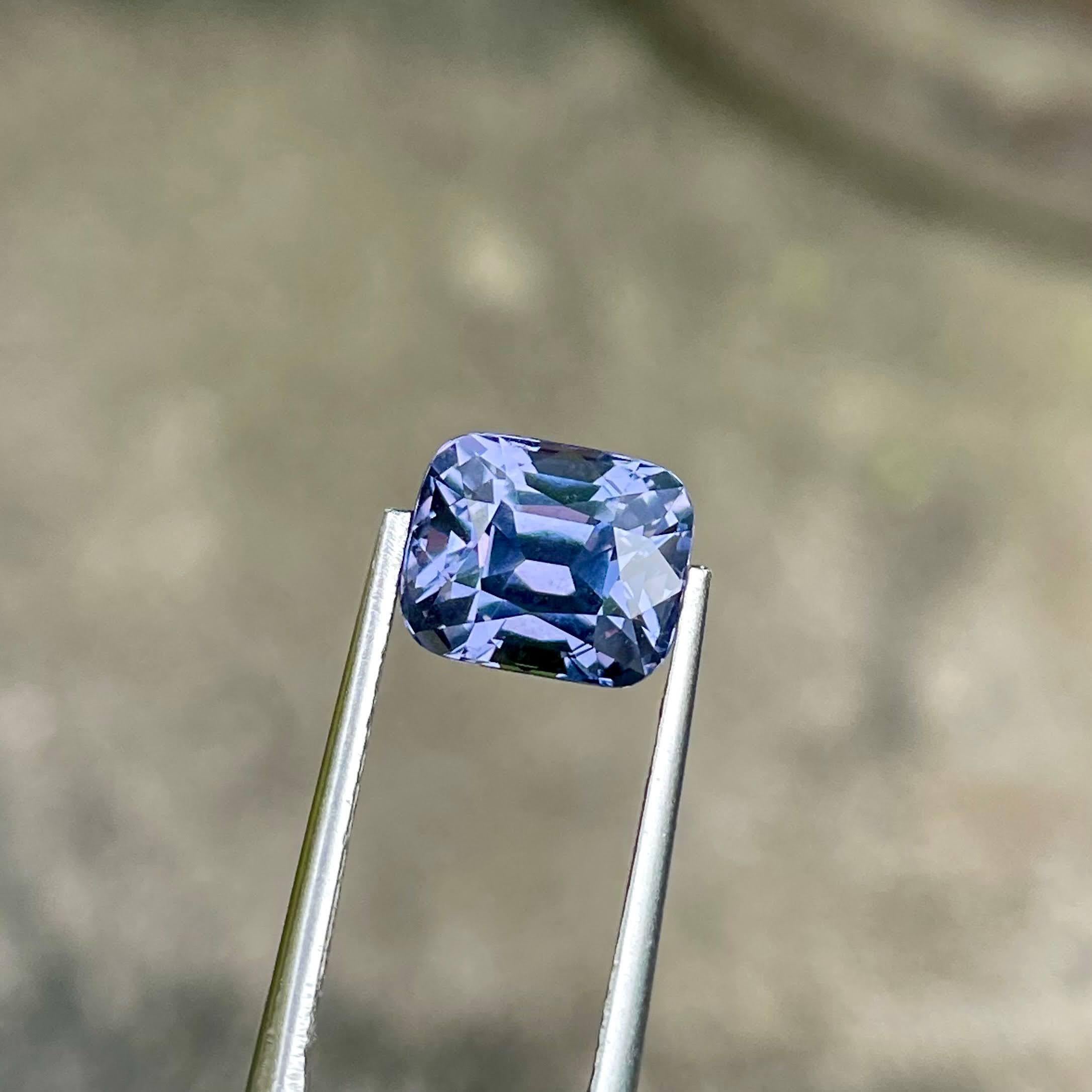 Gewicht 4,00 Karat 
Abmessungen 8,8x7,3x7,0 mm
Behandlung keine 
Klarheit Auge sauber 
Herkunft Tansania 
Kissen formen 
Fancy Kissen schneiden 



Der exquisite Lavendel-Spinell mit einem Gewicht von 4.00 Karat besticht durch seinen