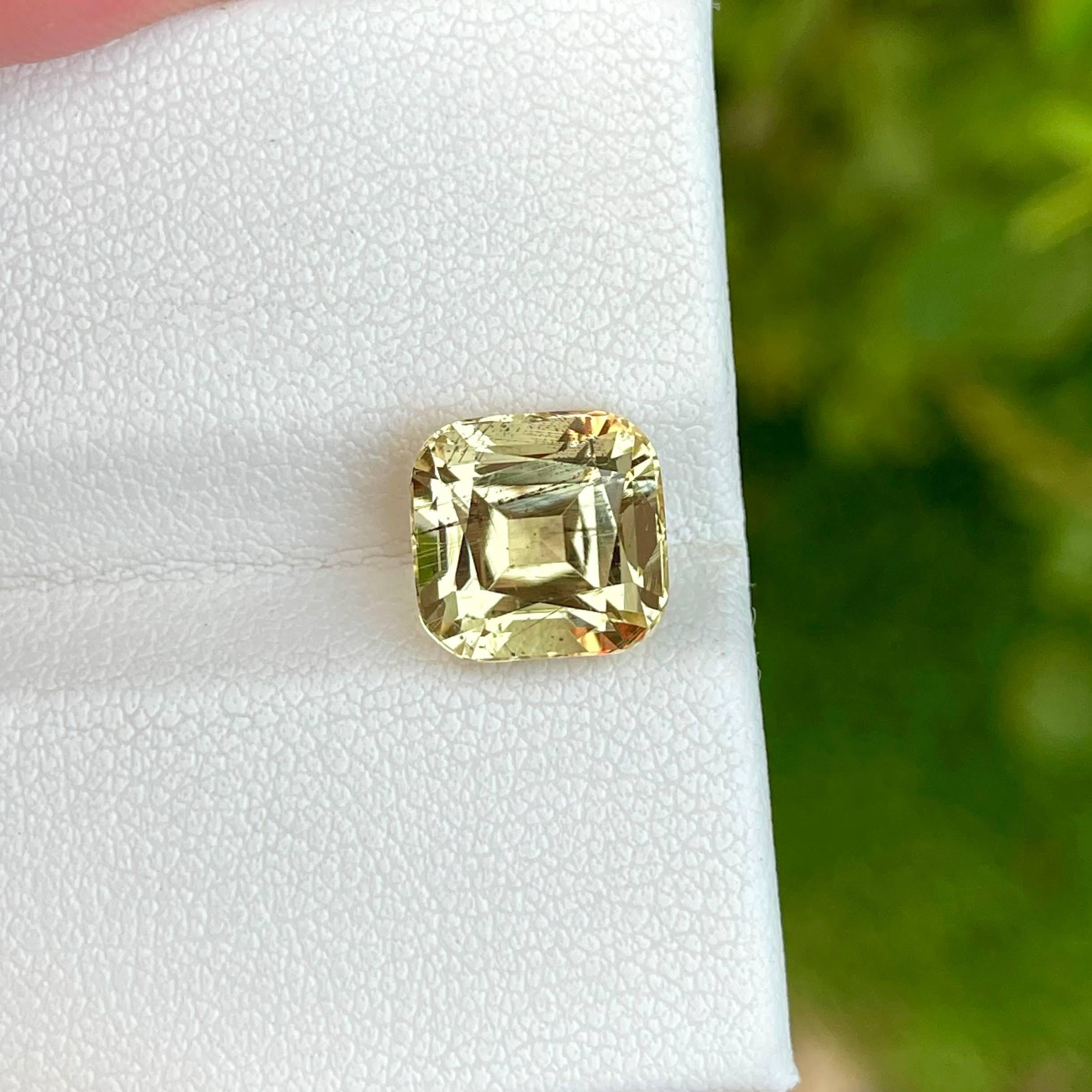 Poids 4,0 carats 
Dimensions 9.2x8.9x7.5 mm
Traitement aucun 
Origine : Pakistan 
Clarté VVS
Coussin de forme 
Coupe fantaisie coussin 



La pierre scapolite jaune clair de 4,00 carats, taillée en coussin, émet une aura douce et chaleureuse,