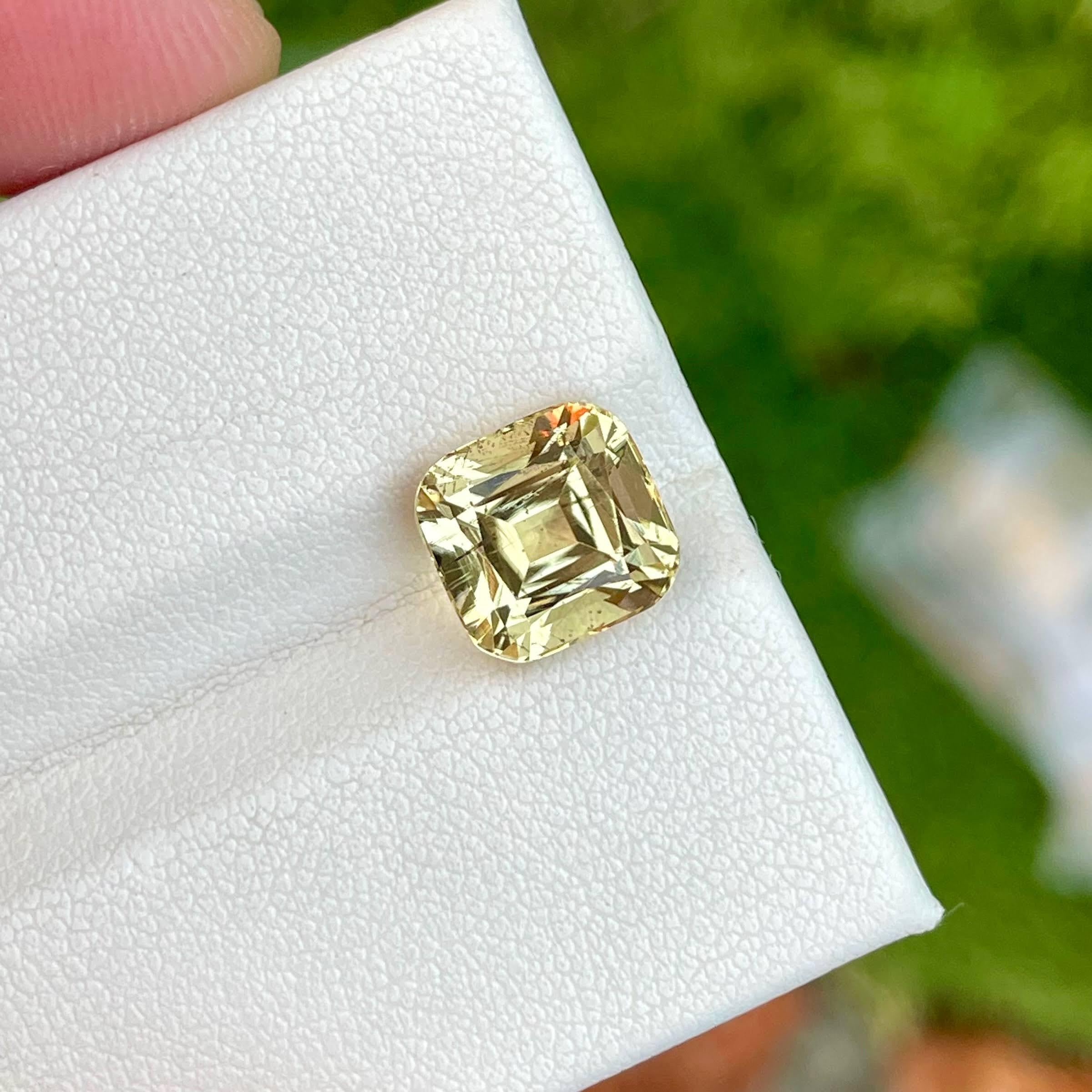 Moderne Pierre scapolite pakistanaise jaune clair taille coussin de 4,00 carats en vente