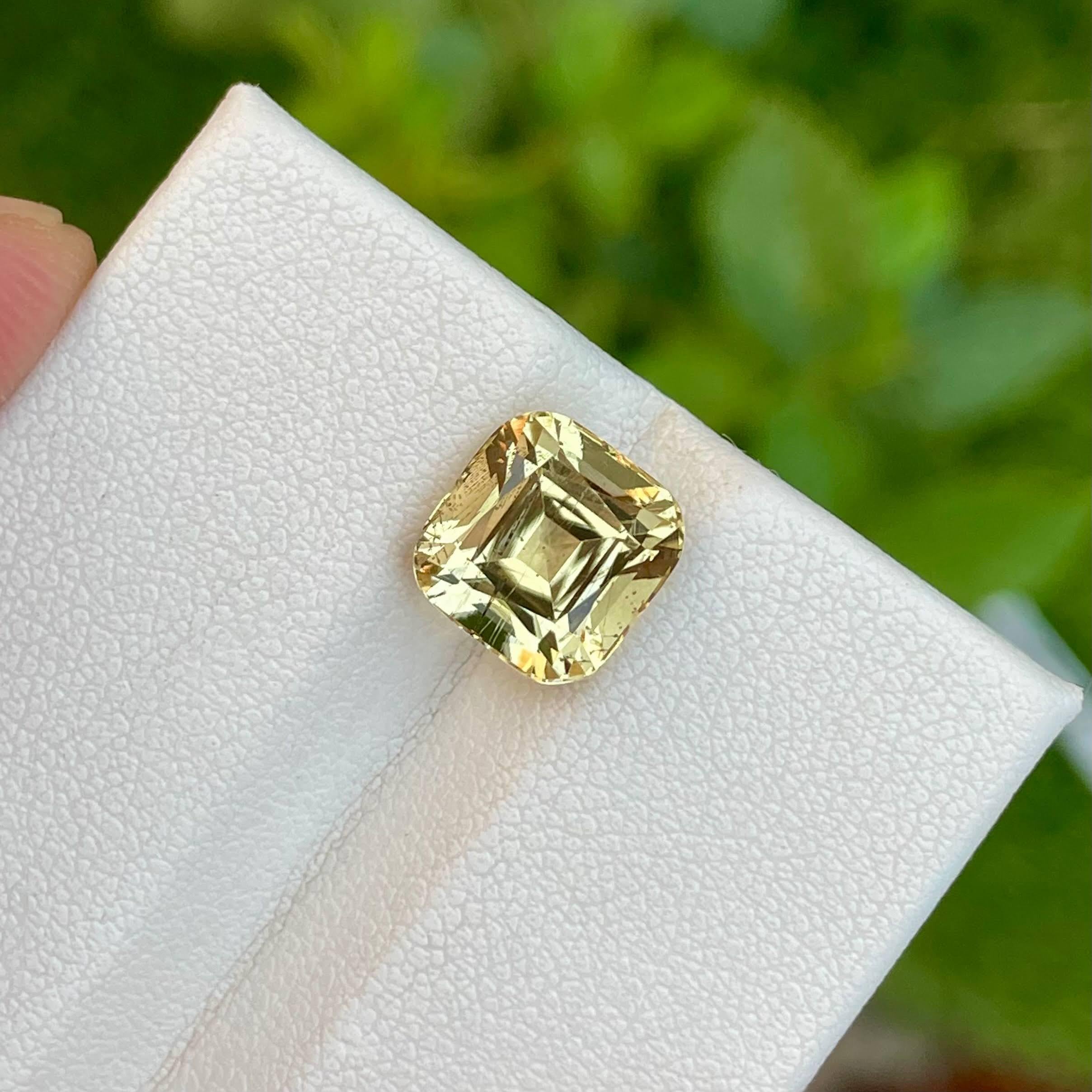 Pierre scapolite pakistanaise jaune clair taille coussin de 4,00 carats Neuf - En vente à Bangkok, TH