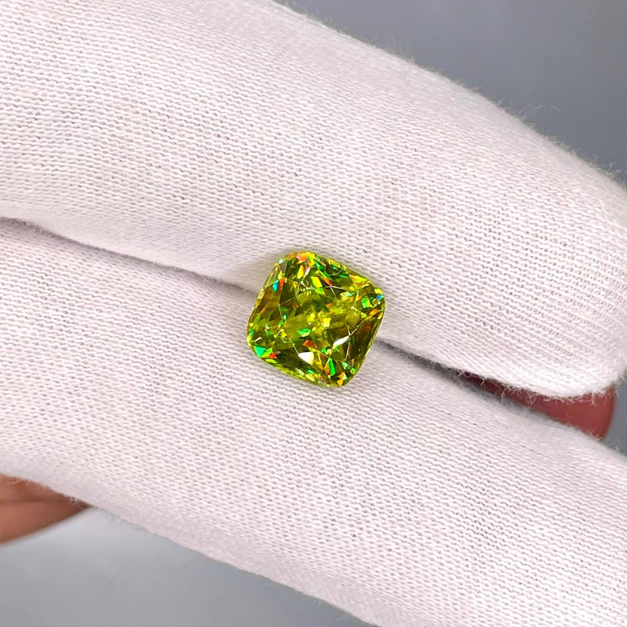 4.00 Carats Loose Green Sphene Stone Cushion Cut Natural Madagascar's Gemstone In New Condition In Bangkok, TH