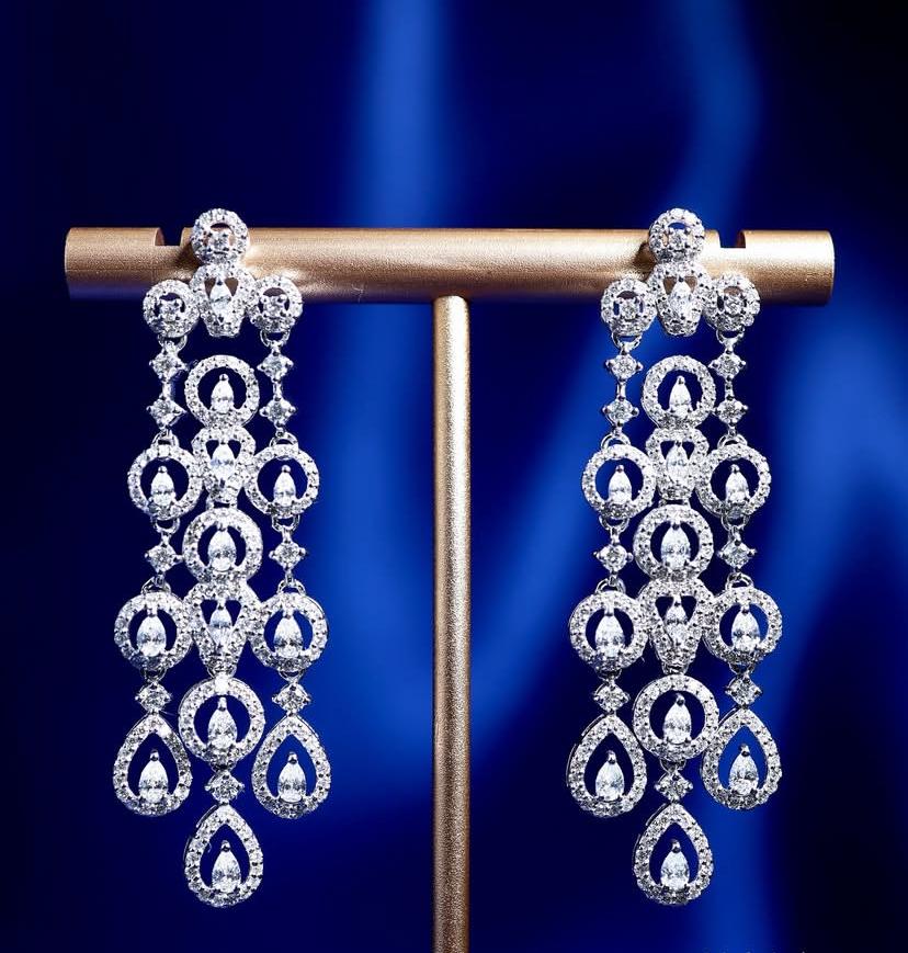 Boucles d'oreilles chandelier en diamants, au design élégant et raffiné.
Élevez votre beauté intemporelle et ajoutez une touche de lumière et de sophistication à votre look.
Ces superbes boucles d'oreilles sont en or 18 carats et comportent 510