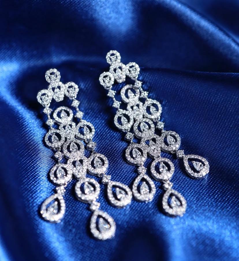 Taille mixte Boucles d'oreilles chandellier en or 18K de 4,00 carats de diamants de formes variées en vente