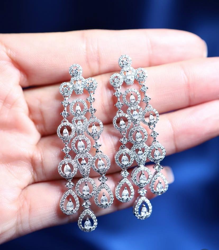 Boucles d'oreilles chandellier en or 18K de 4,00 carats de diamants de formes variées Pour femmes en vente