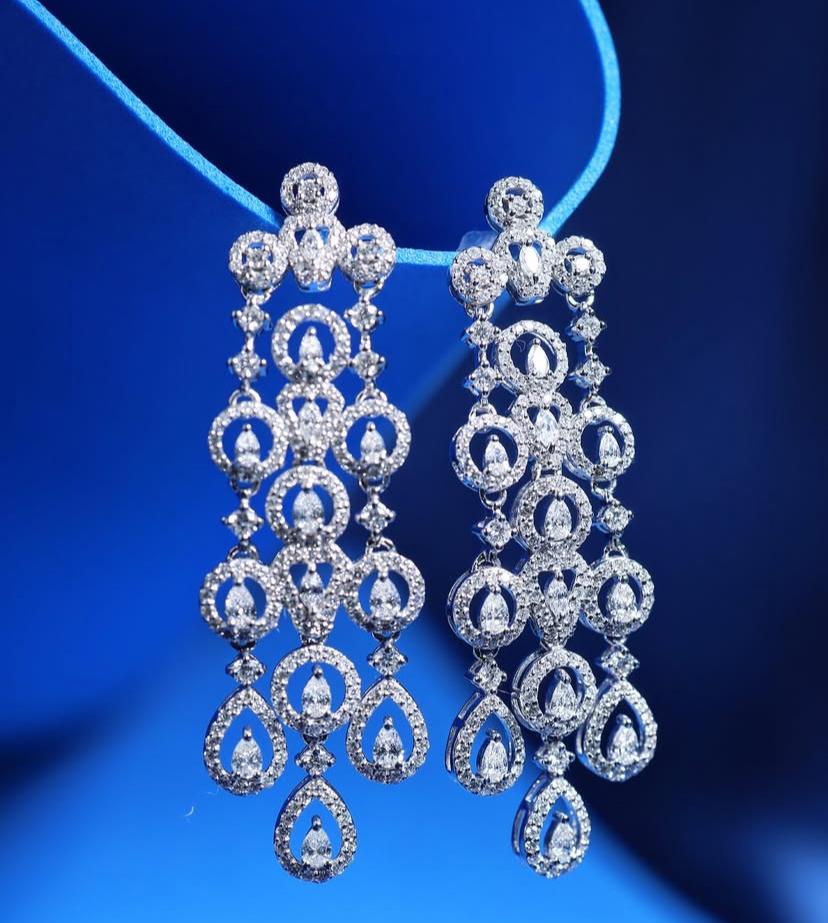 Boucles d'oreilles chandellier en or 18K de 4,00 carats de diamants de formes variées en vente 1