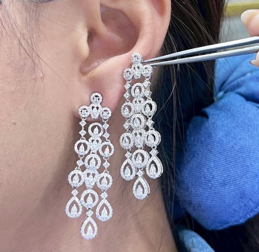 Boucles d'oreilles chandellier en or 18K de 4,00 carats de diamants de formes variées en vente 3