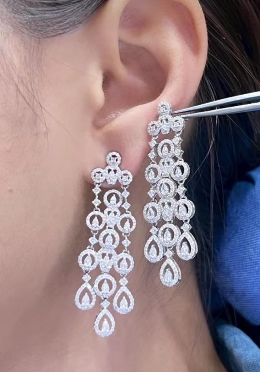 Eine exquisite Diamanten Ohrringe in besonderen Design, so elegant und raffinierten Stil. 
Erhöhen Sie Ihre zeitlose Schönheit und verleihen Sie Ihrem Look einen Hauch von Licht und Raffinesse.
Prächtige Ohrringe aus 18 Karat Gold mit 510