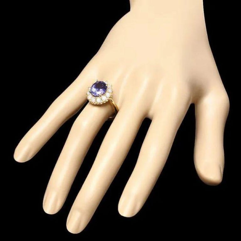 4.00 Carats Natural Tanzanite and Diamond 14K Solid Yellow Gold Ring In New Condition For Sale In Los Angeles, CA