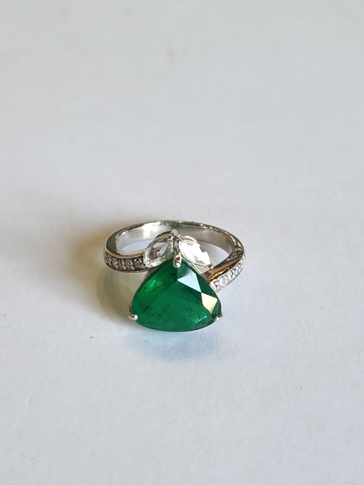 Women's or Men's 4.00 Carats, Natural Zambian Emerald & Rose Cut Diamonds Engagement Ring For Sale