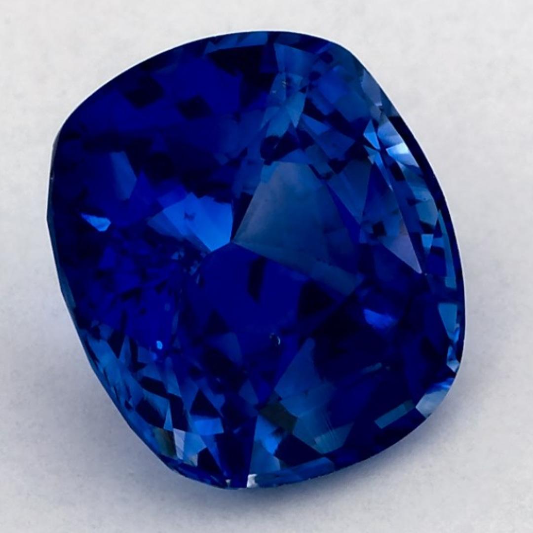 Ein sehr wertvoller September-Geburtsstein mit einer bezaubernden blauen Farbe. Man glaubt, dass sie dem Leben Glück und Reichtum bringen.

Entdecken Sie die lebendige Kollektion von Smaragden, Rubinen und Saphiren in unserem Geschäft, die als lose