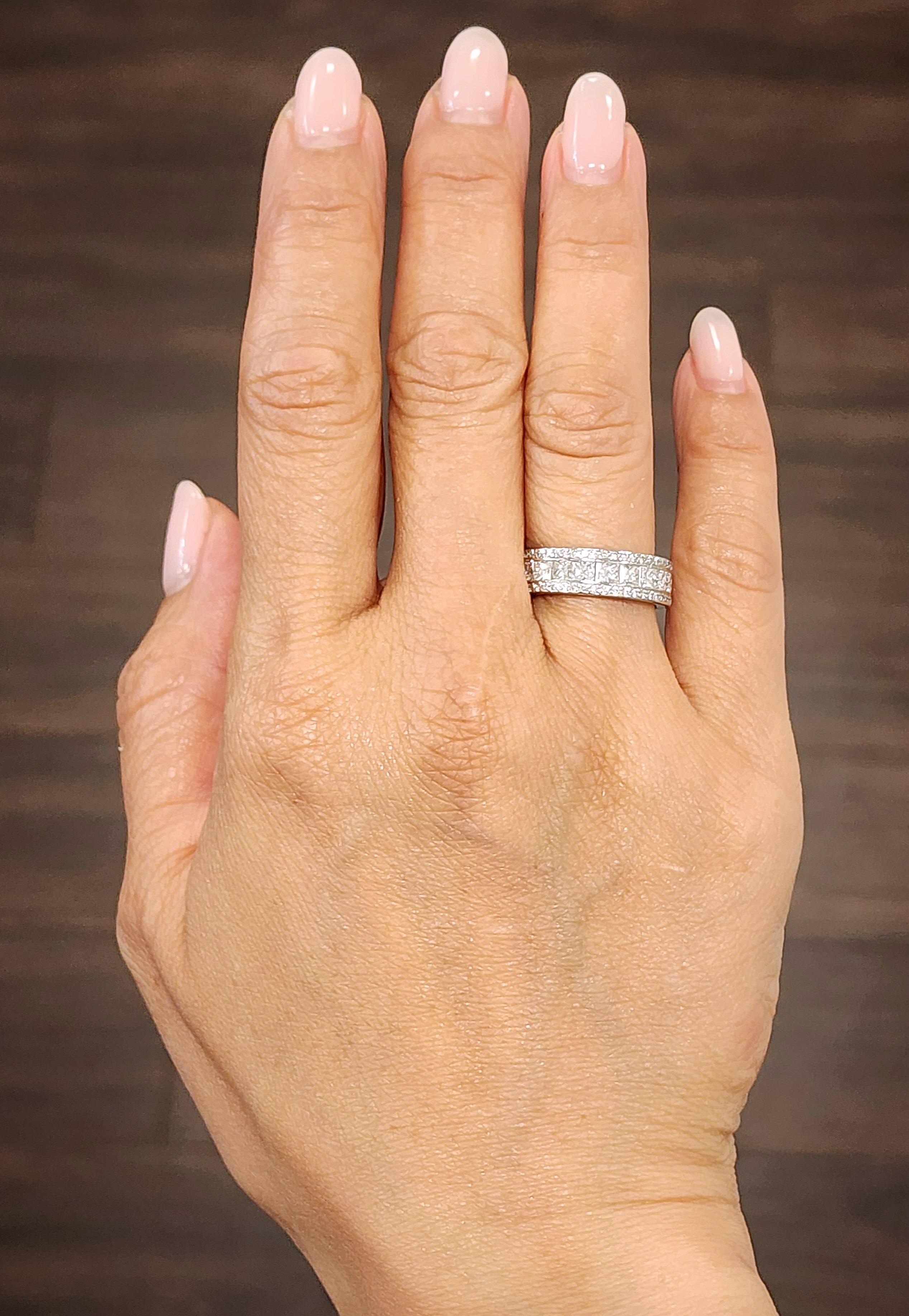 Dieser wunderschöne Platinring enthält insgesamt etwa 4,00 Karat Diamanten im Mischschliff. Die Diamanten sind weiß, mit einer Reinheit von VS1/VS2 und einem Farbgrad von F/G. Der Ring ist in einem modernen Stil gefertigt und zeigt ein schlichtes