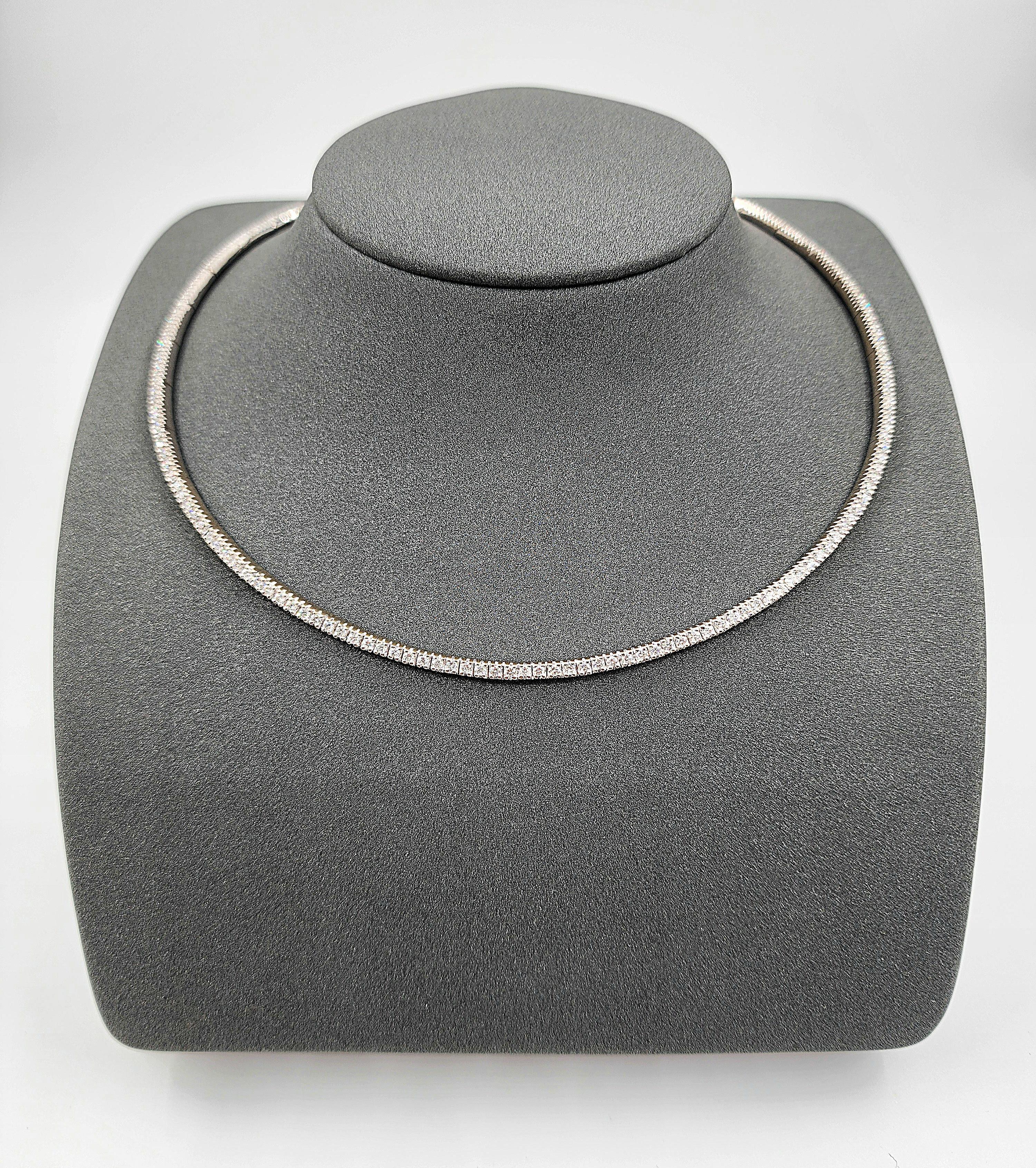 Diese moderne Diamant-Halskette verleiht Ihrem Look einen Hauch von Eleganz und Raffinesse. Die schimmernden Diamanten im Rundschliff mit einem Gewicht von ca. 4,00 Karat sind mit Präzision in luxuriöses 18-karätiges Weißgold gefasst.
Dieses 2024 in