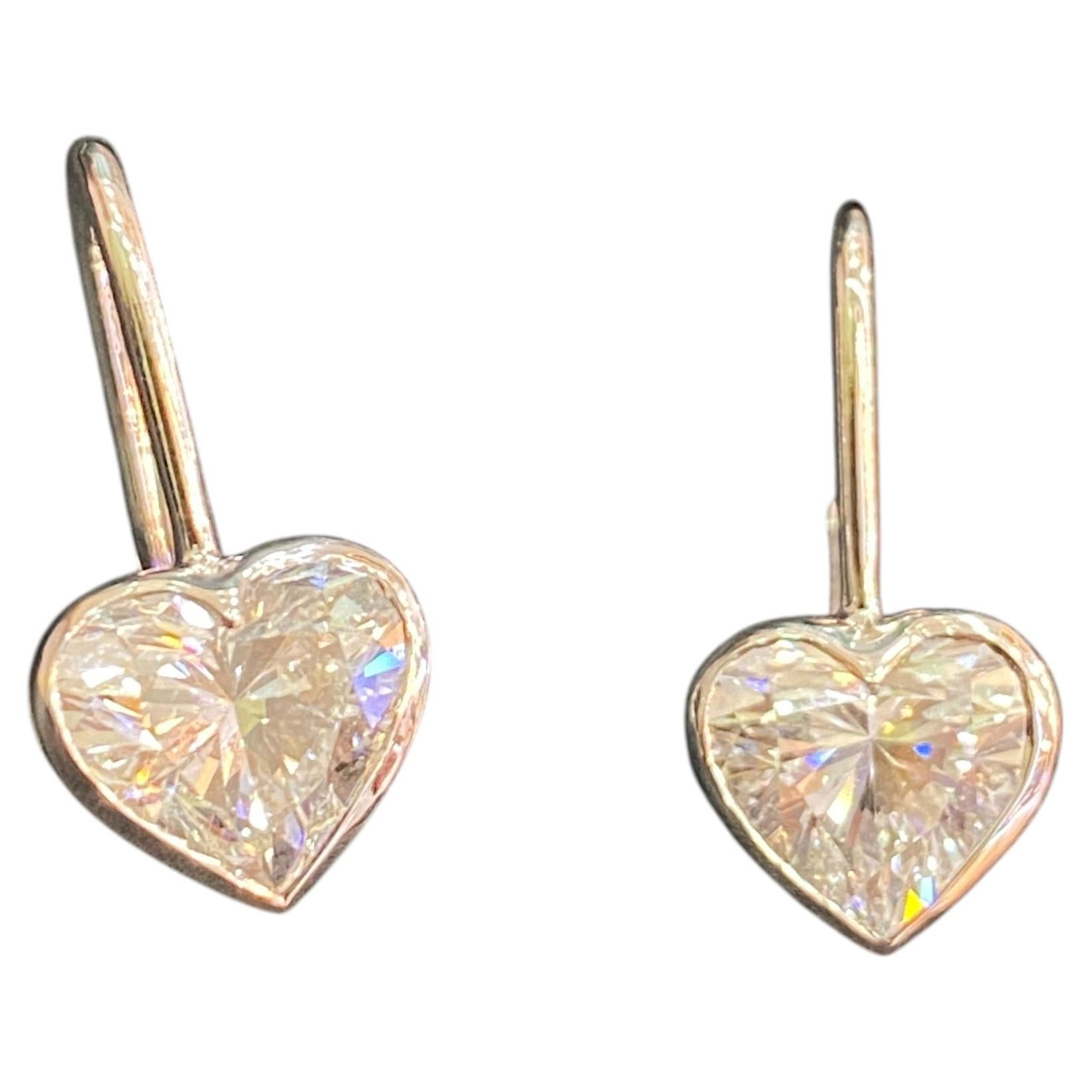 Boucles d'oreilles pendantes à sertissage en castelle, en or blanc 18 carats, ornées de diamants en forme de cœur de 4,00 carats certifiés GIA, de couleur F et de pureté VS1